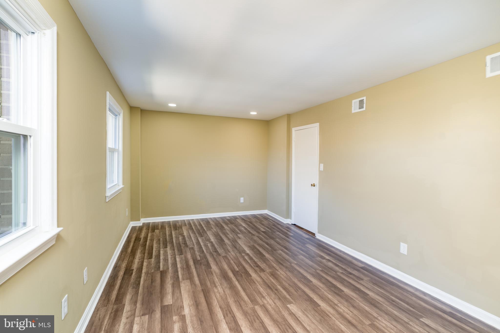 HAMPTON COURT - Residential