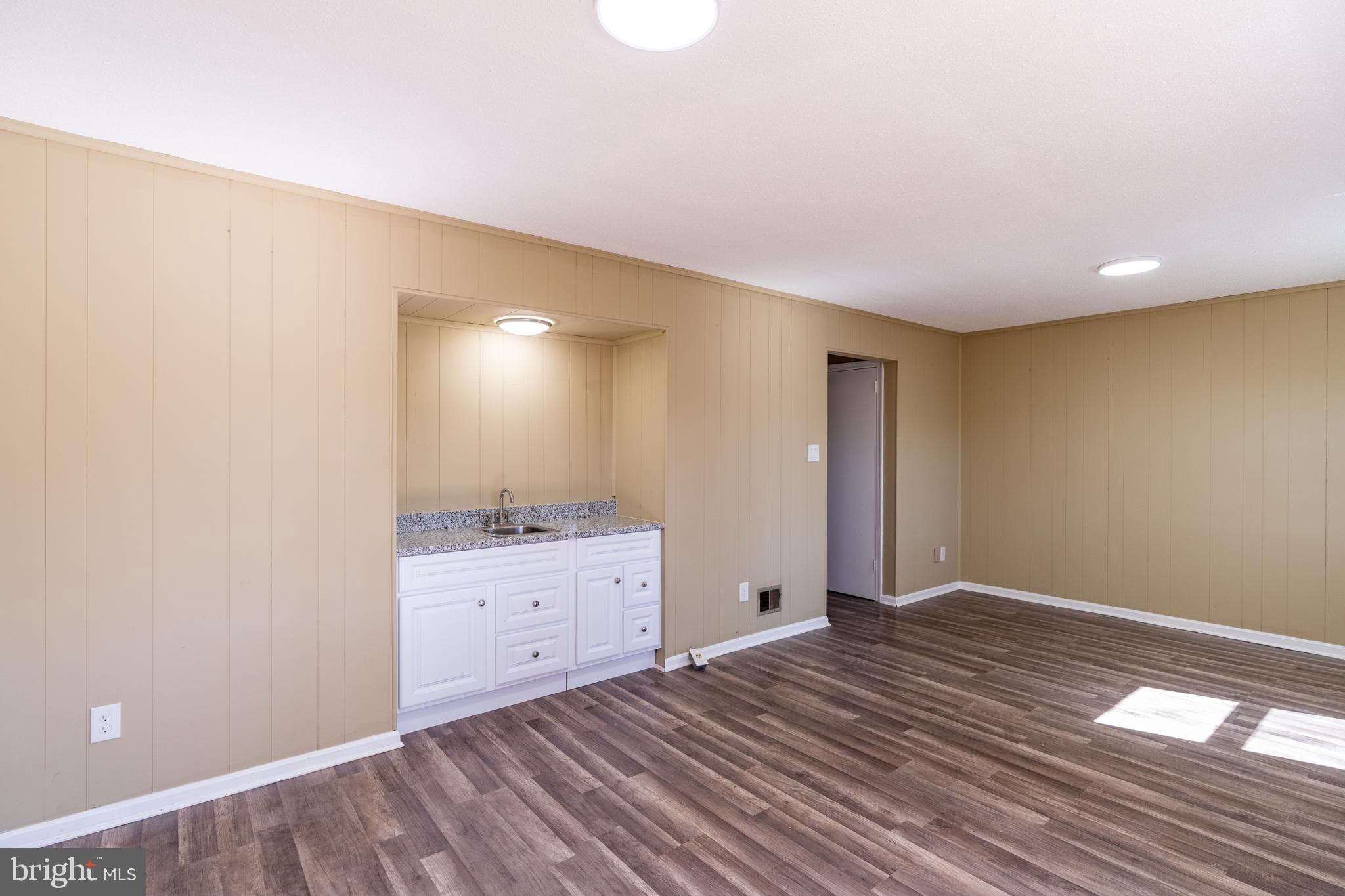 HAMPTON COURT - Residential