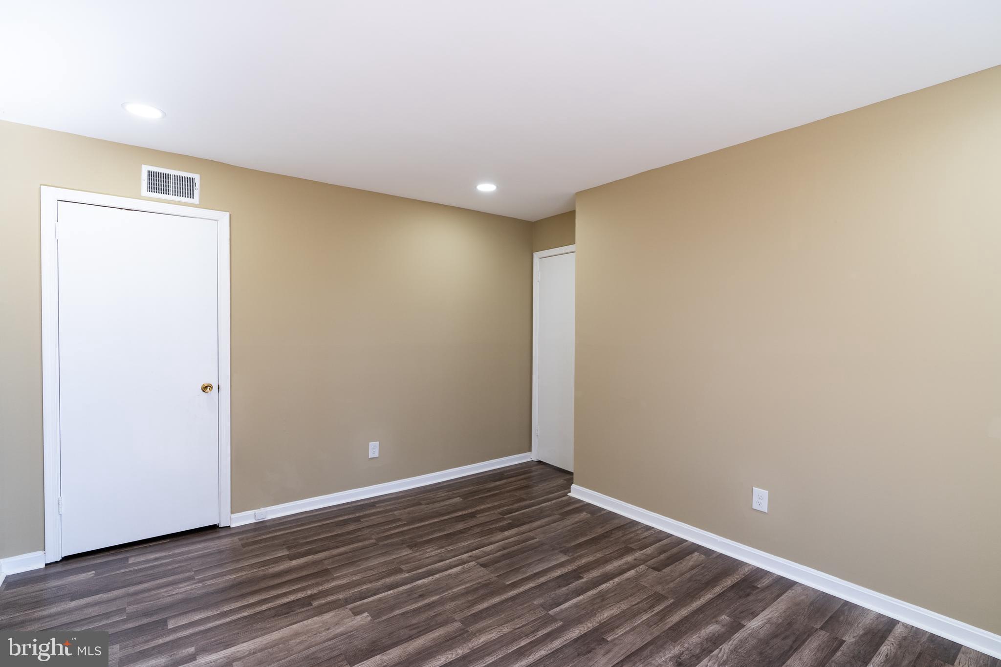 HAMPTON COURT - Residential