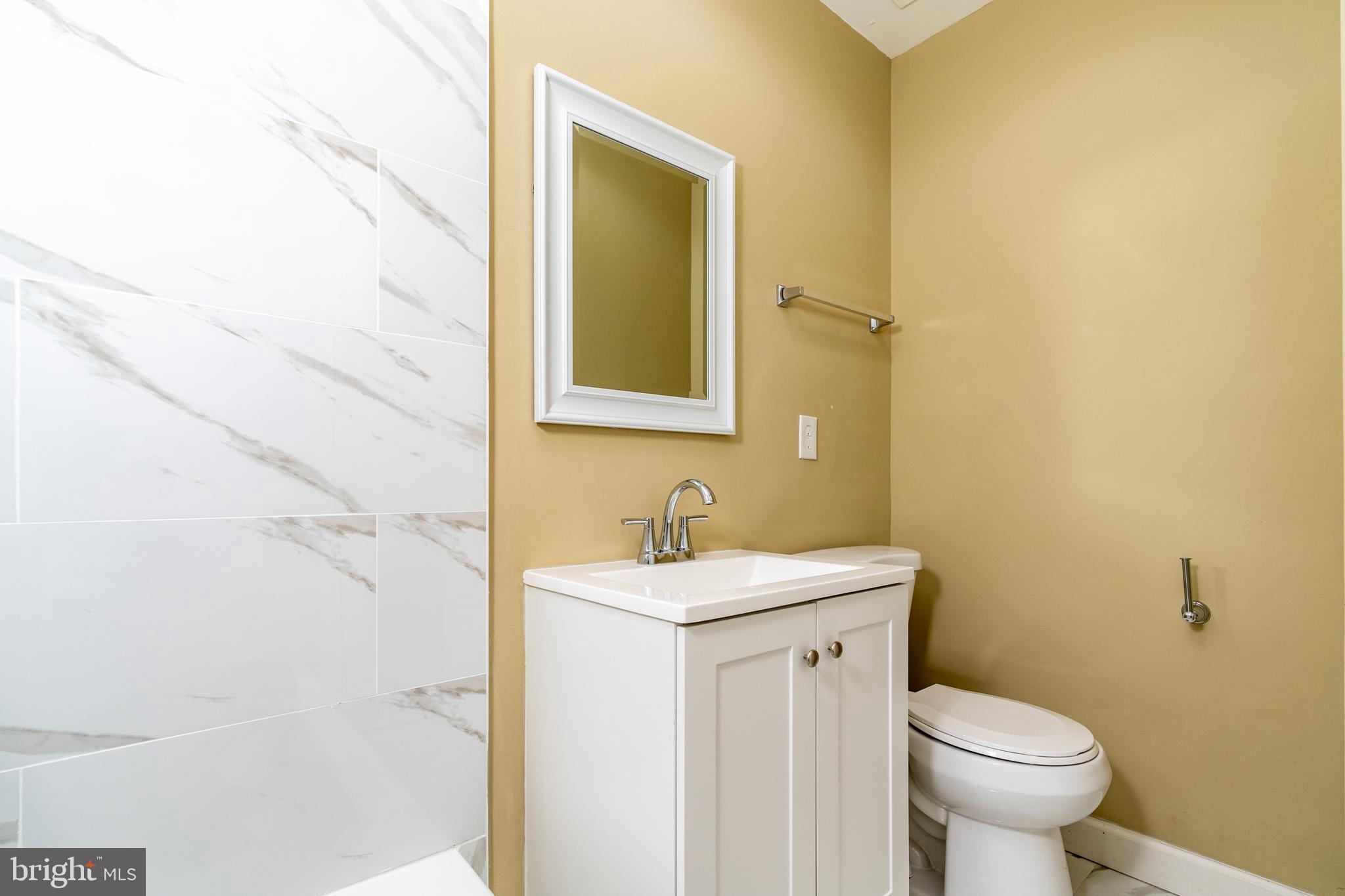 HAMPTON COURT - Residential