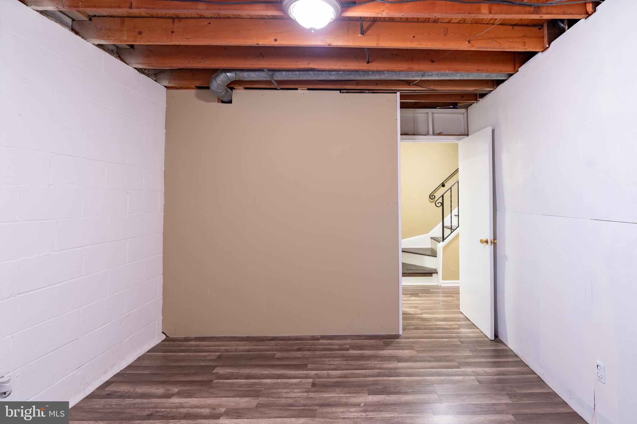 HAMPTON COURT - Residential