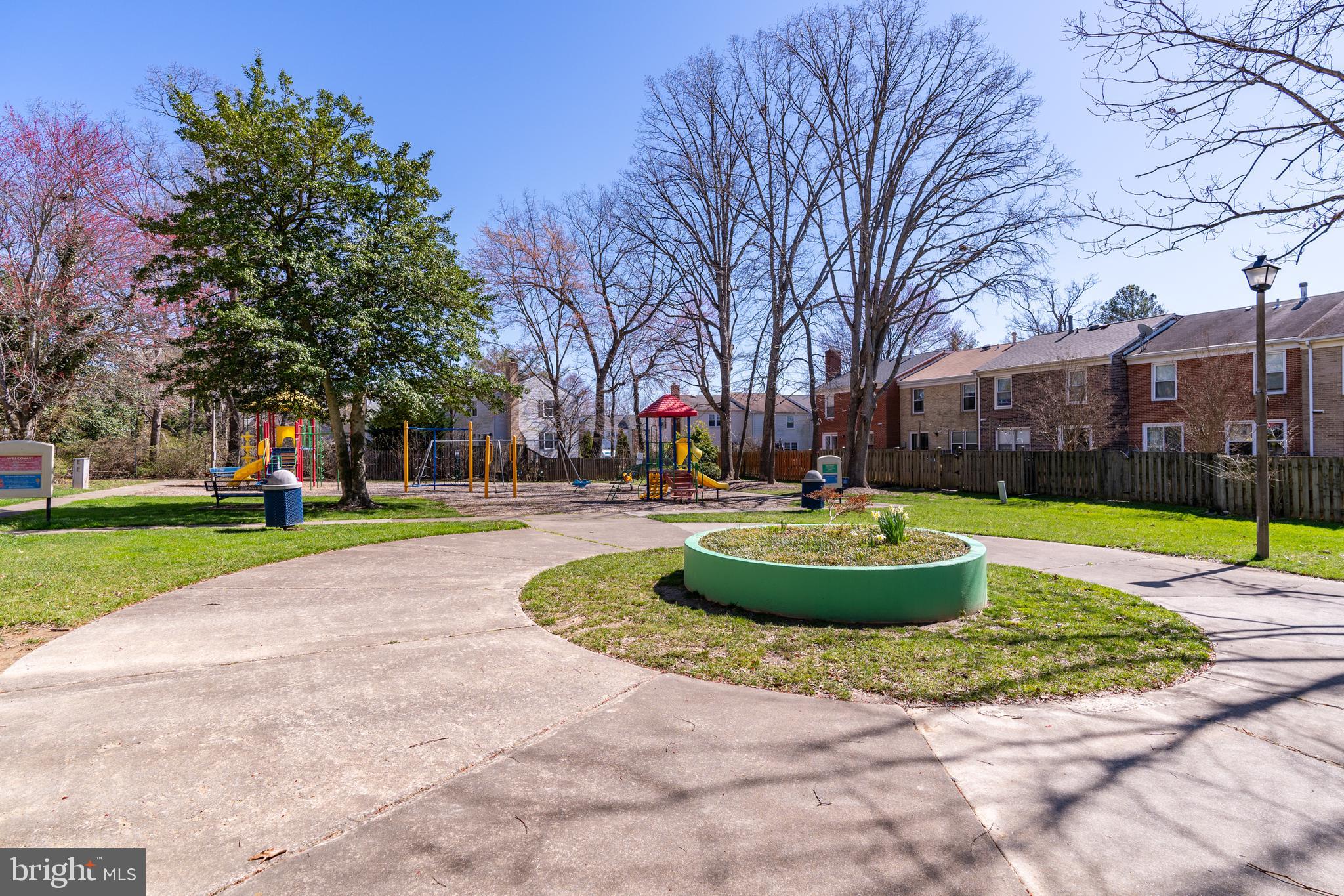 HAMPTON COURT - Residential