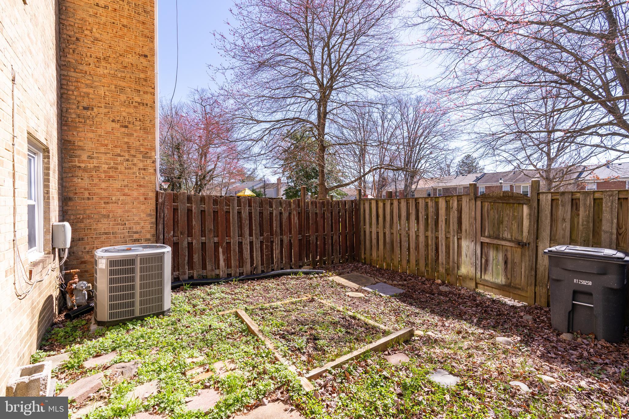 HAMPTON COURT - Residential