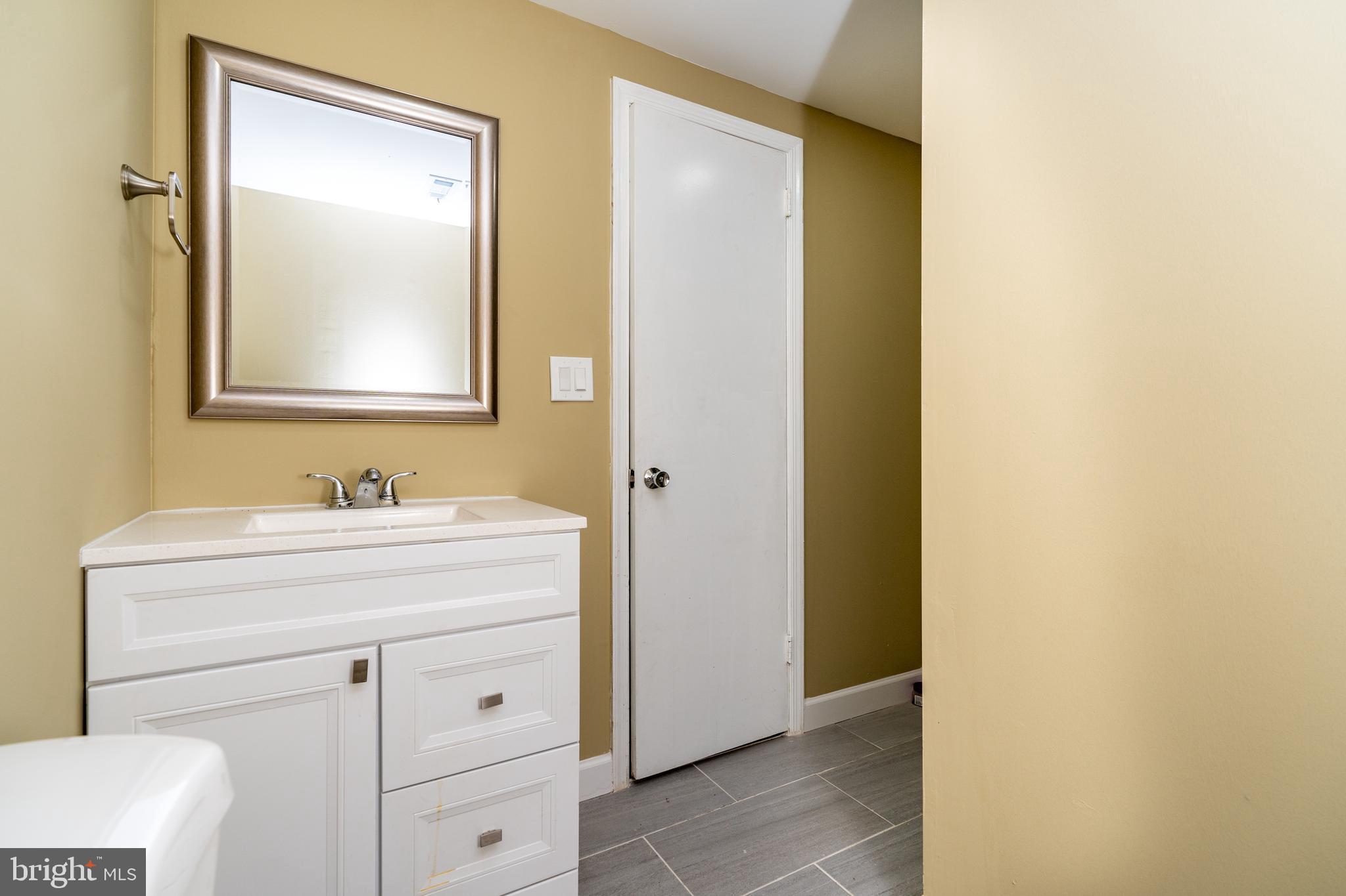 HAMPTON COURT - Residential