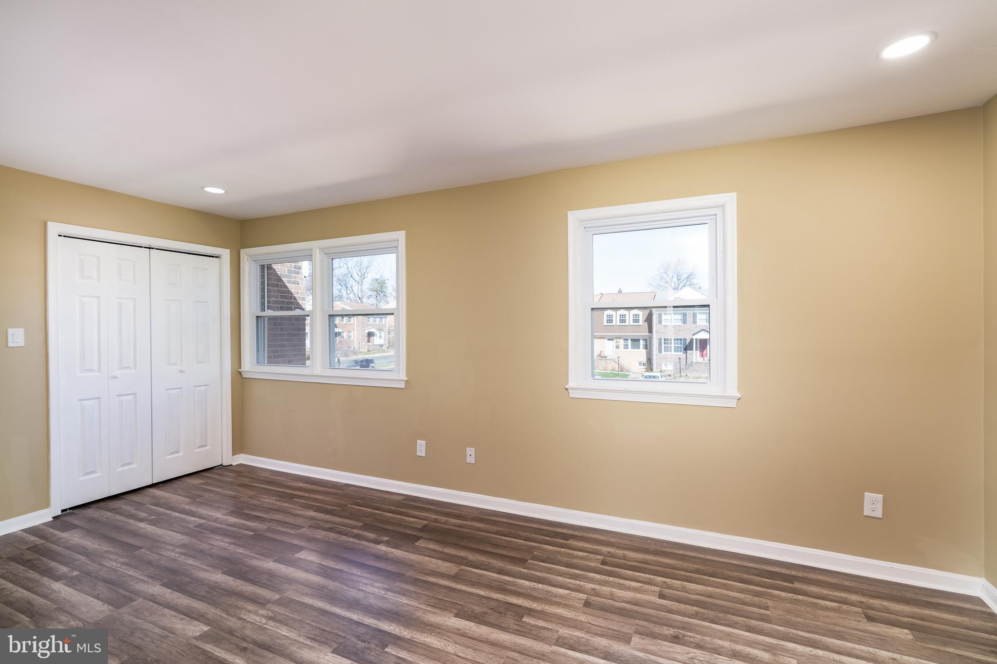 HAMPTON COURT - Residential