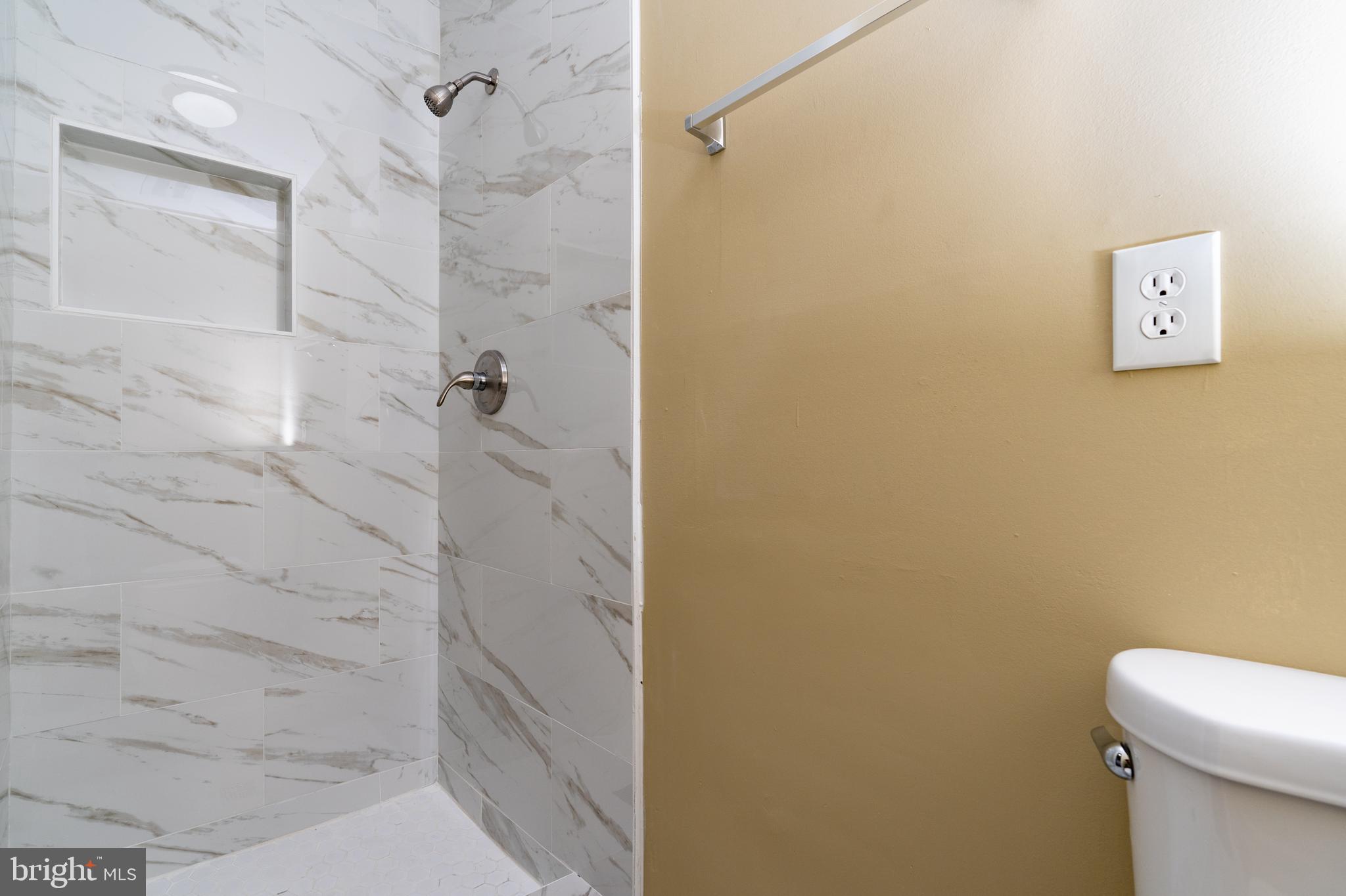 HAMPTON COURT - Residential