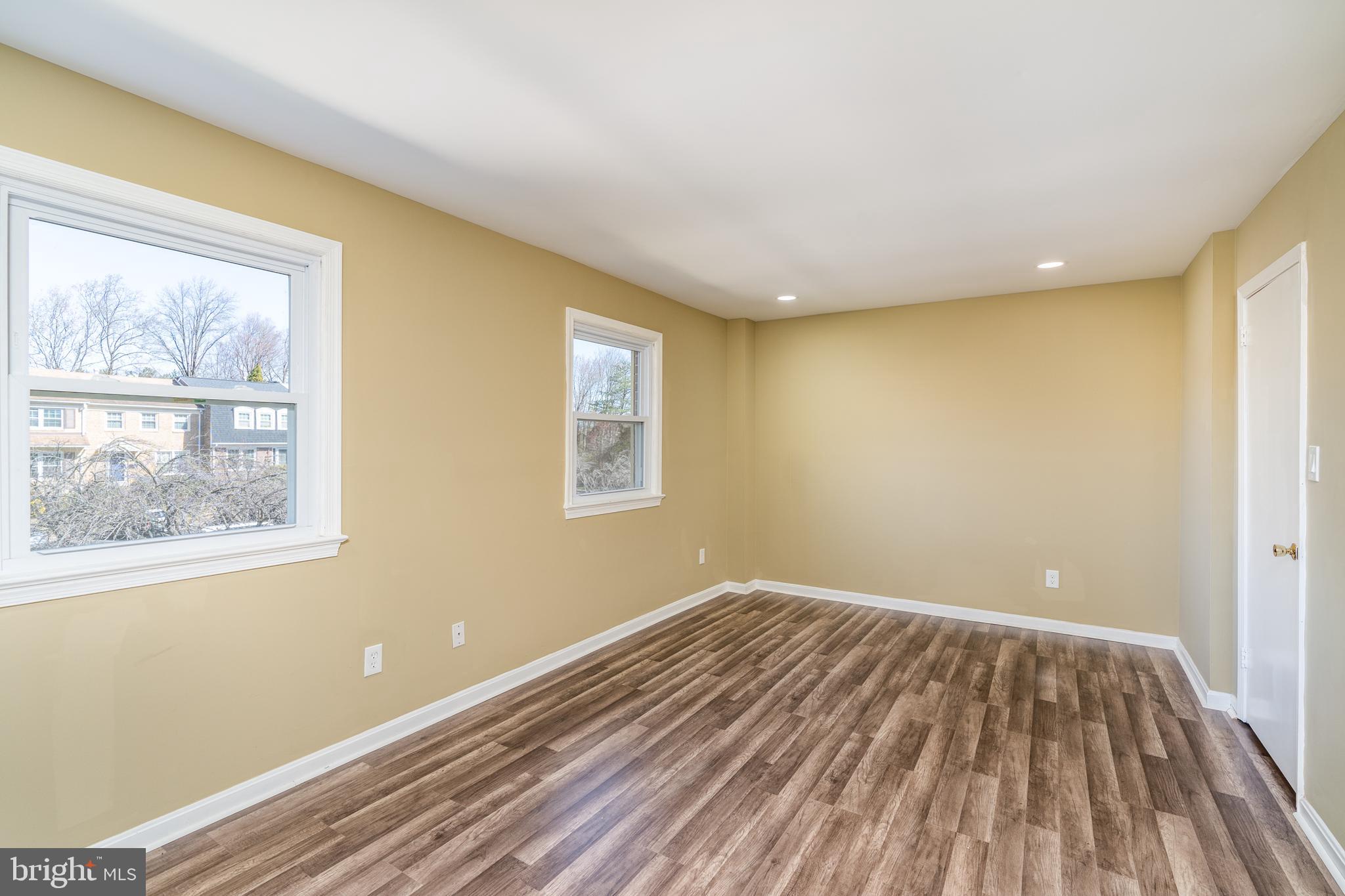 HAMPTON COURT - Residential