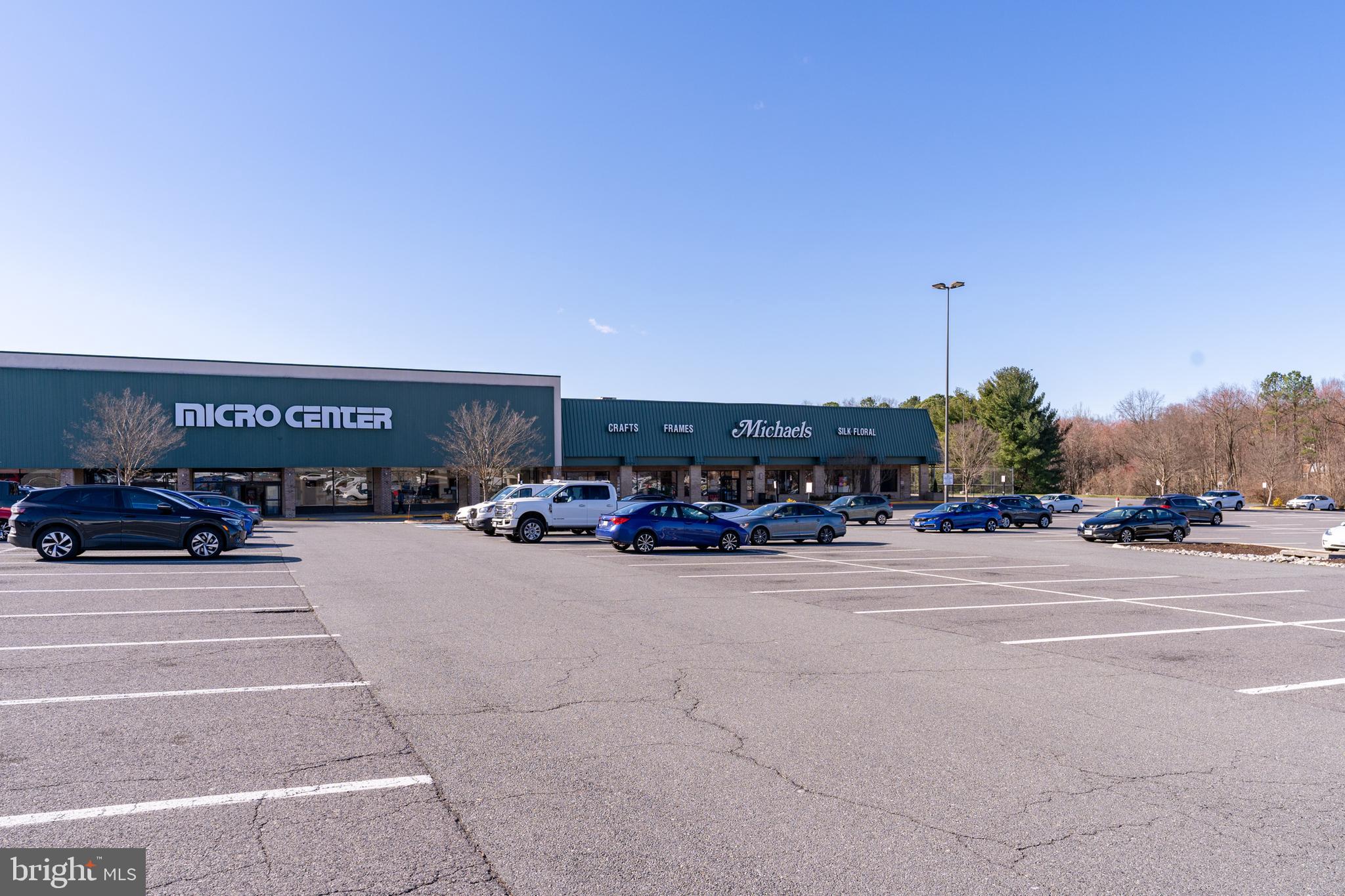 HAMPTON COURT - Residential