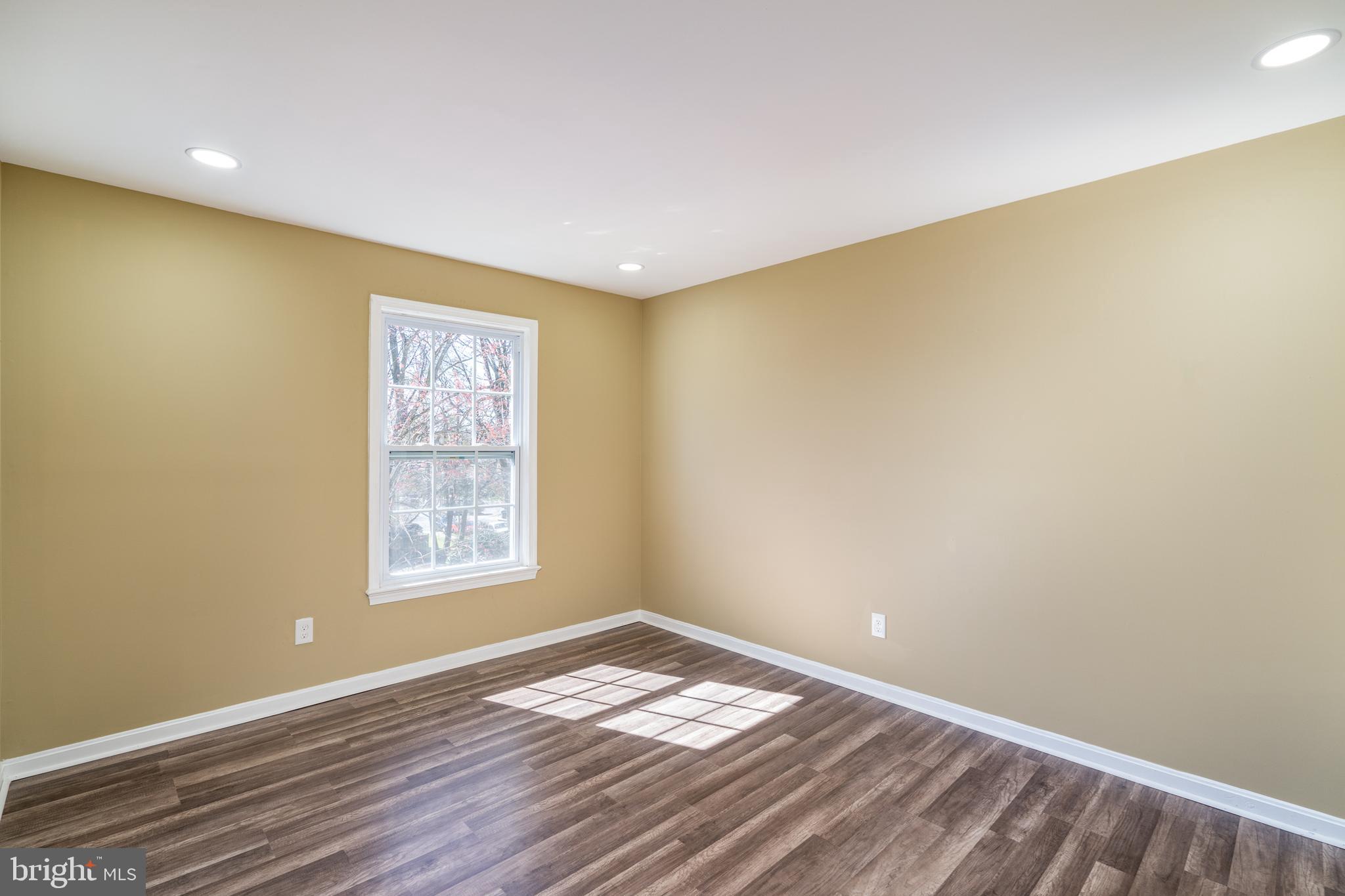 HAMPTON COURT - Residential