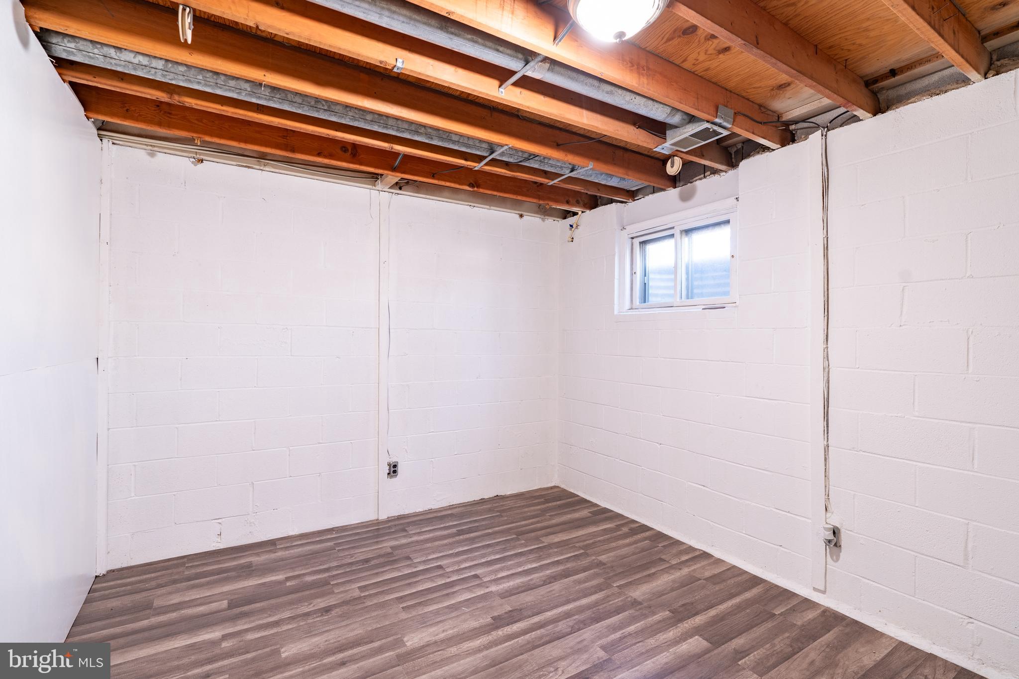 HAMPTON COURT - Residential