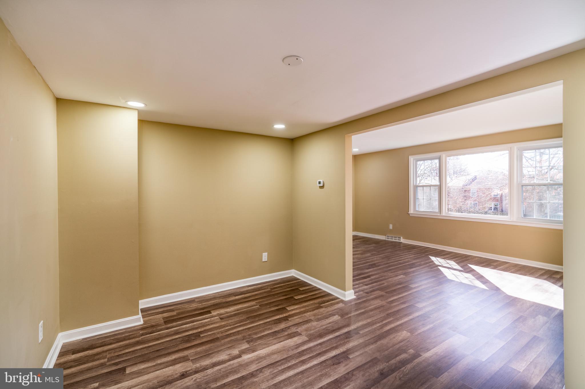 HAMPTON COURT - Residential