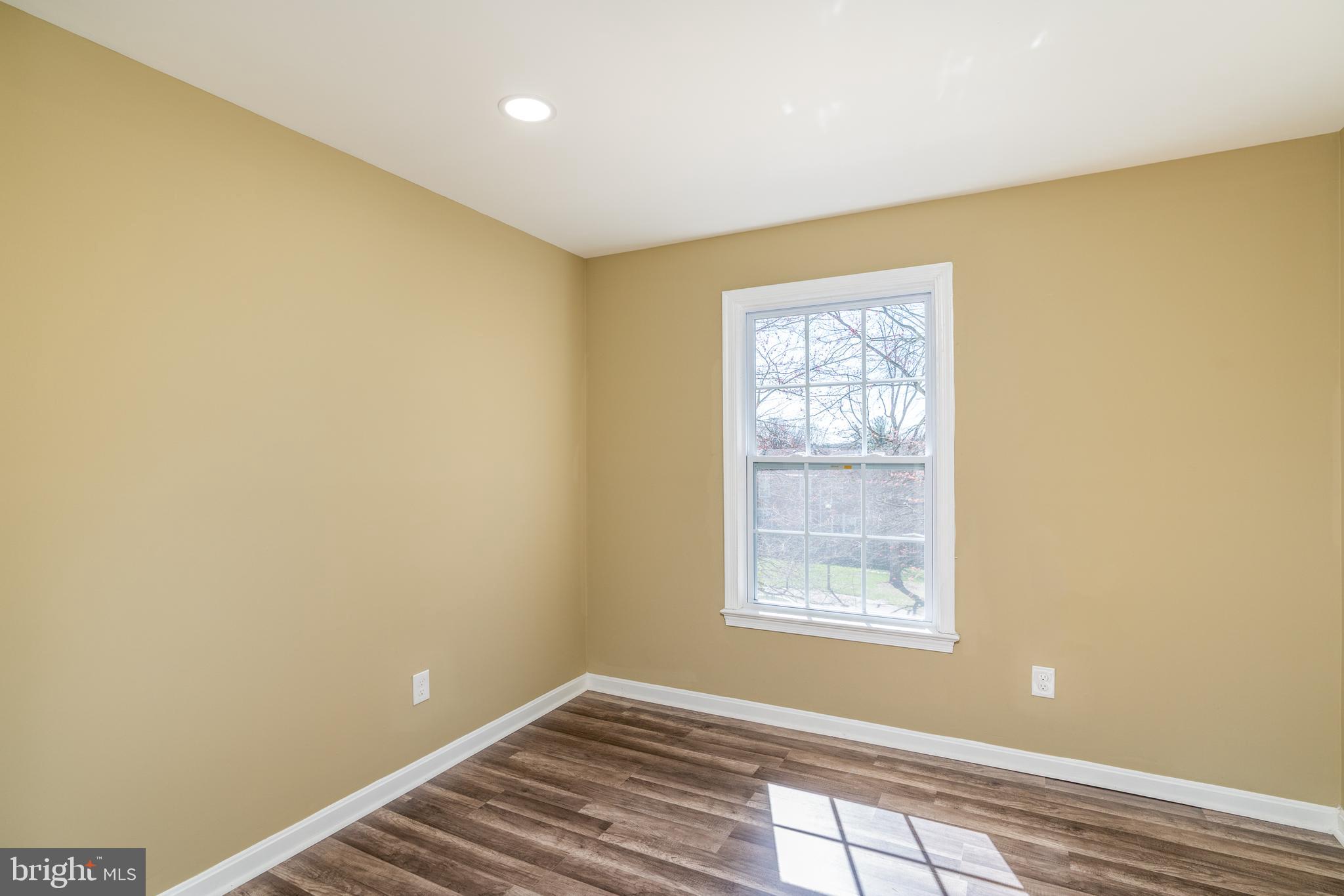 HAMPTON COURT - Residential