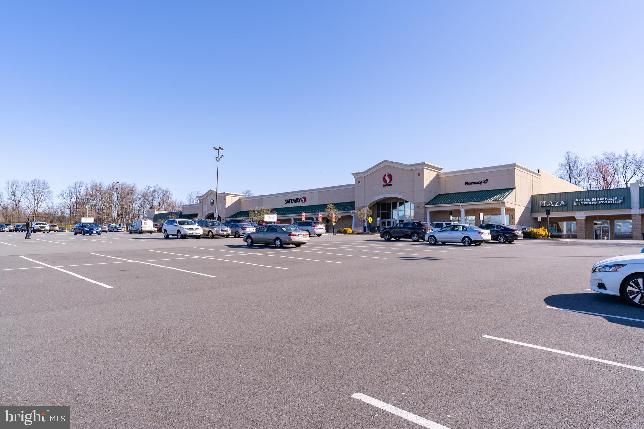 HAMPTON COURT - Residential