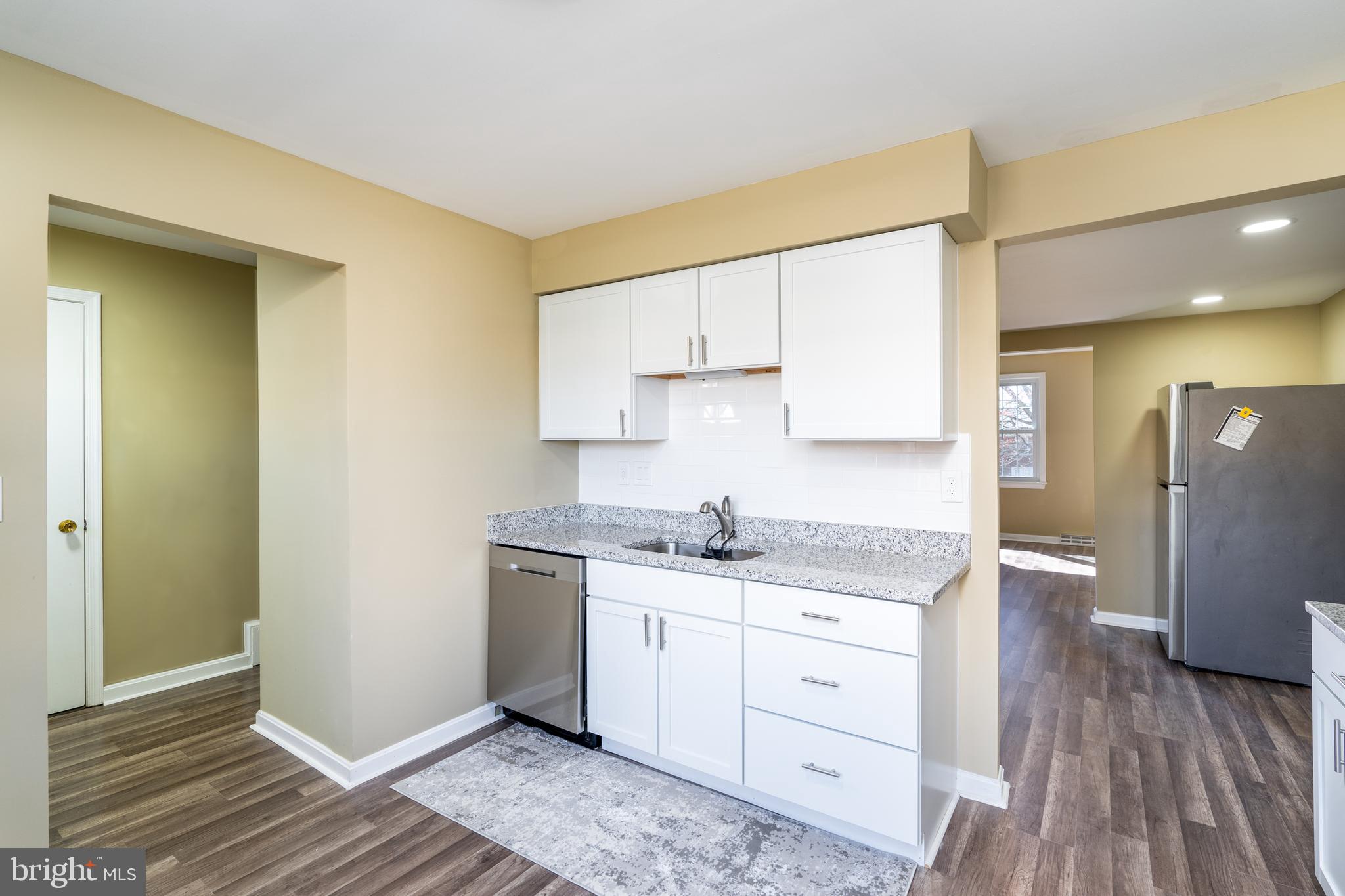 HAMPTON COURT - Residential