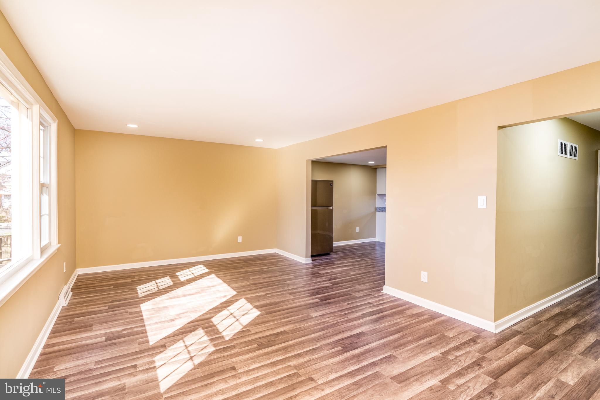 HAMPTON COURT - Residential