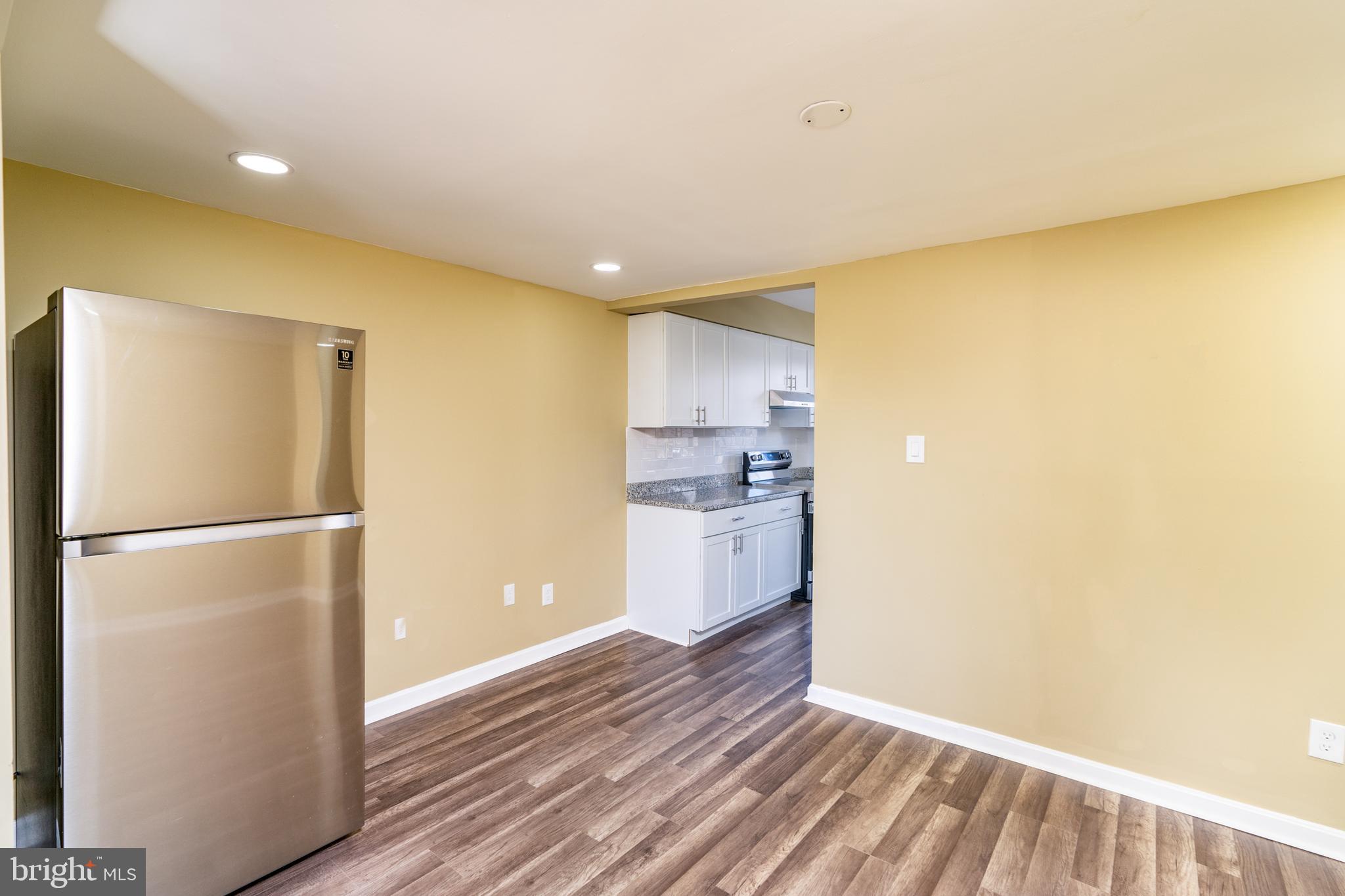 HAMPTON COURT - Residential