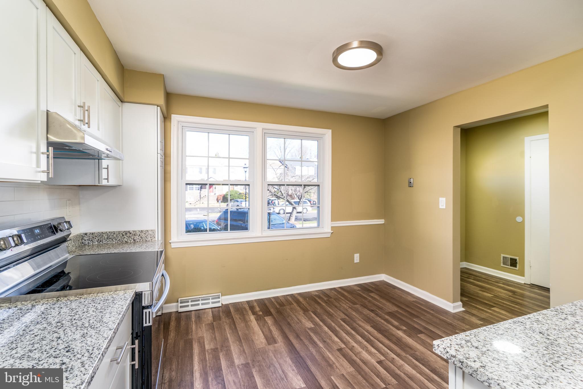 HAMPTON COURT - Residential