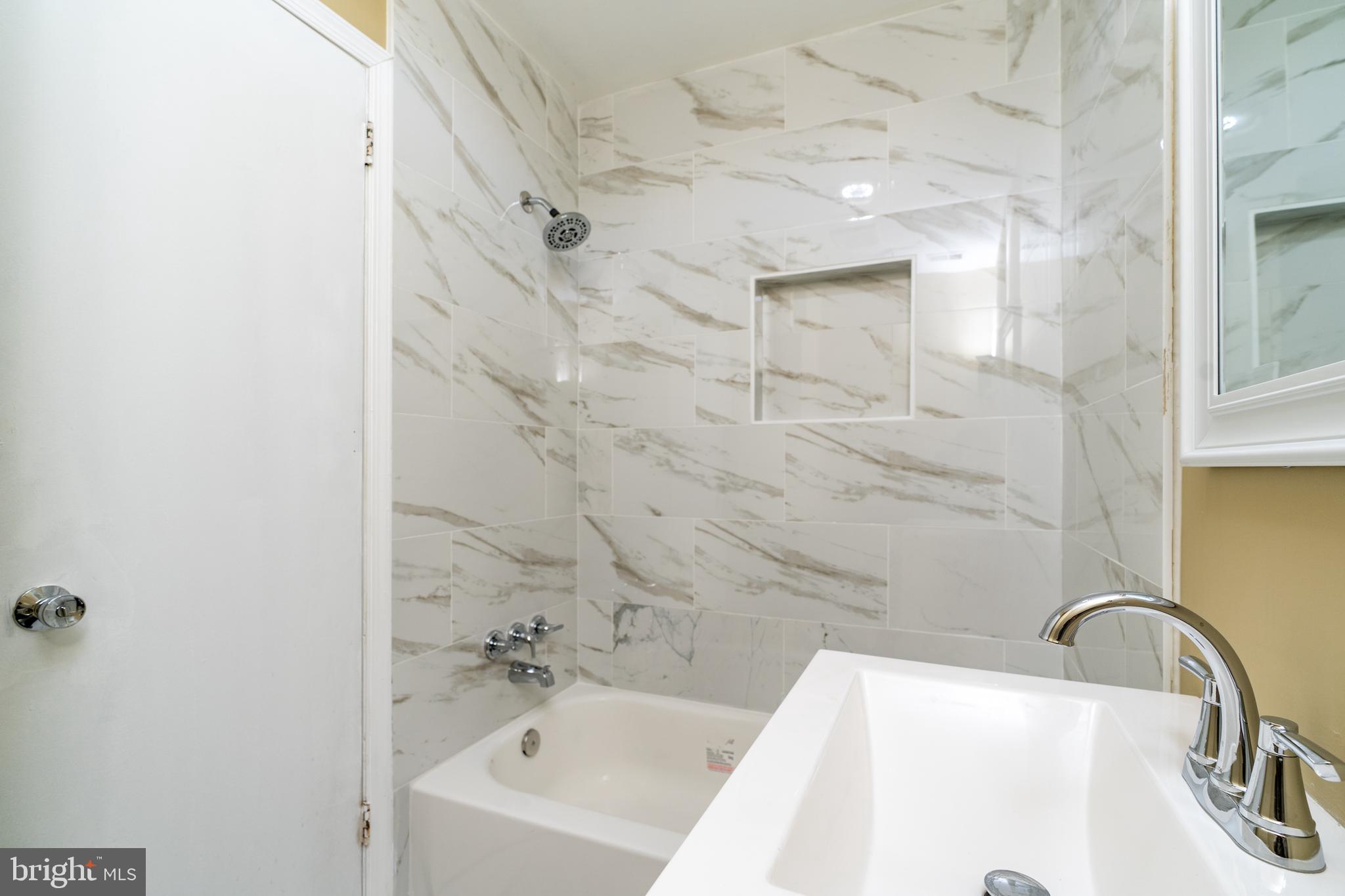 HAMPTON COURT - Residential