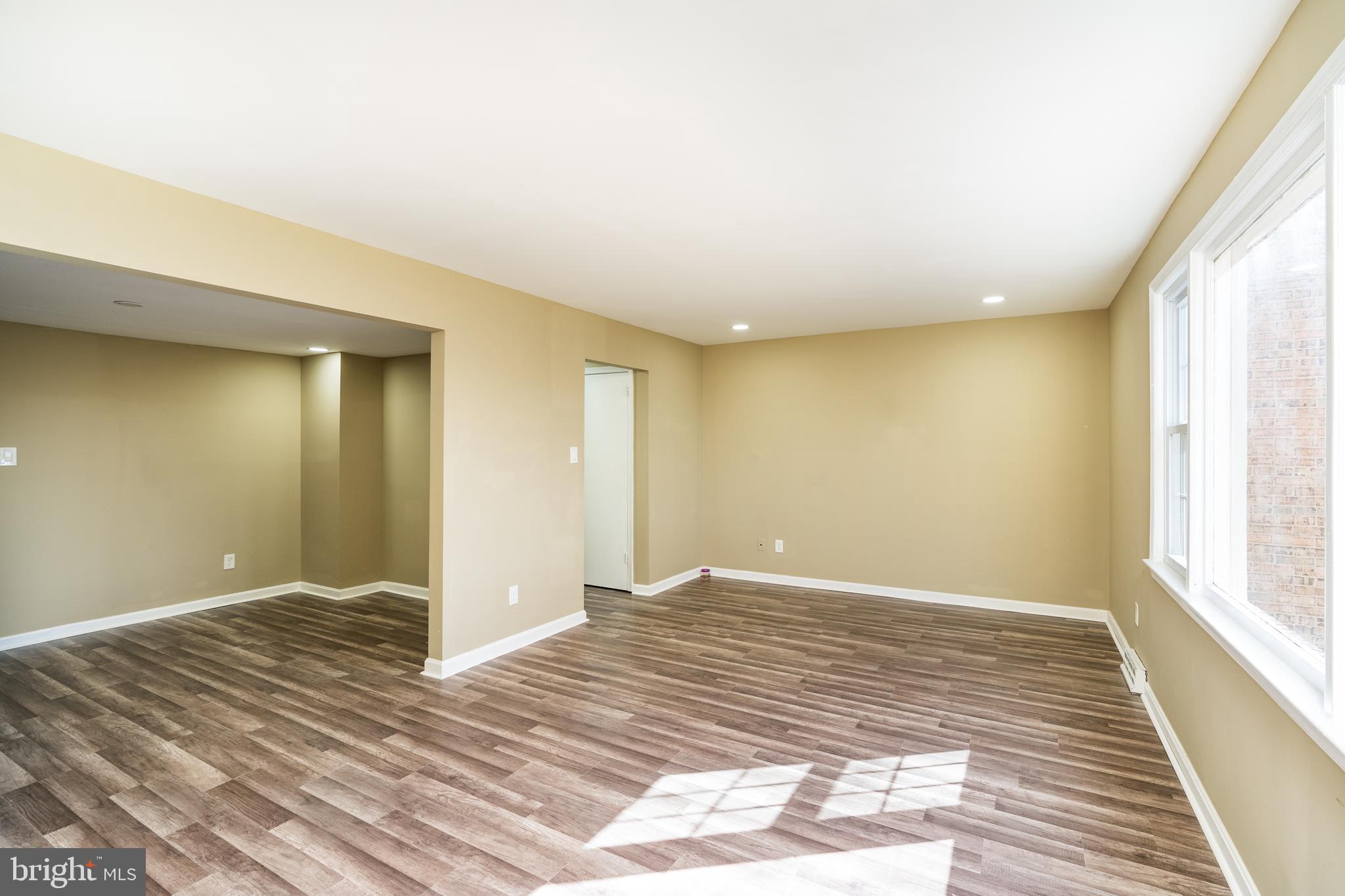 HAMPTON COURT - Residential