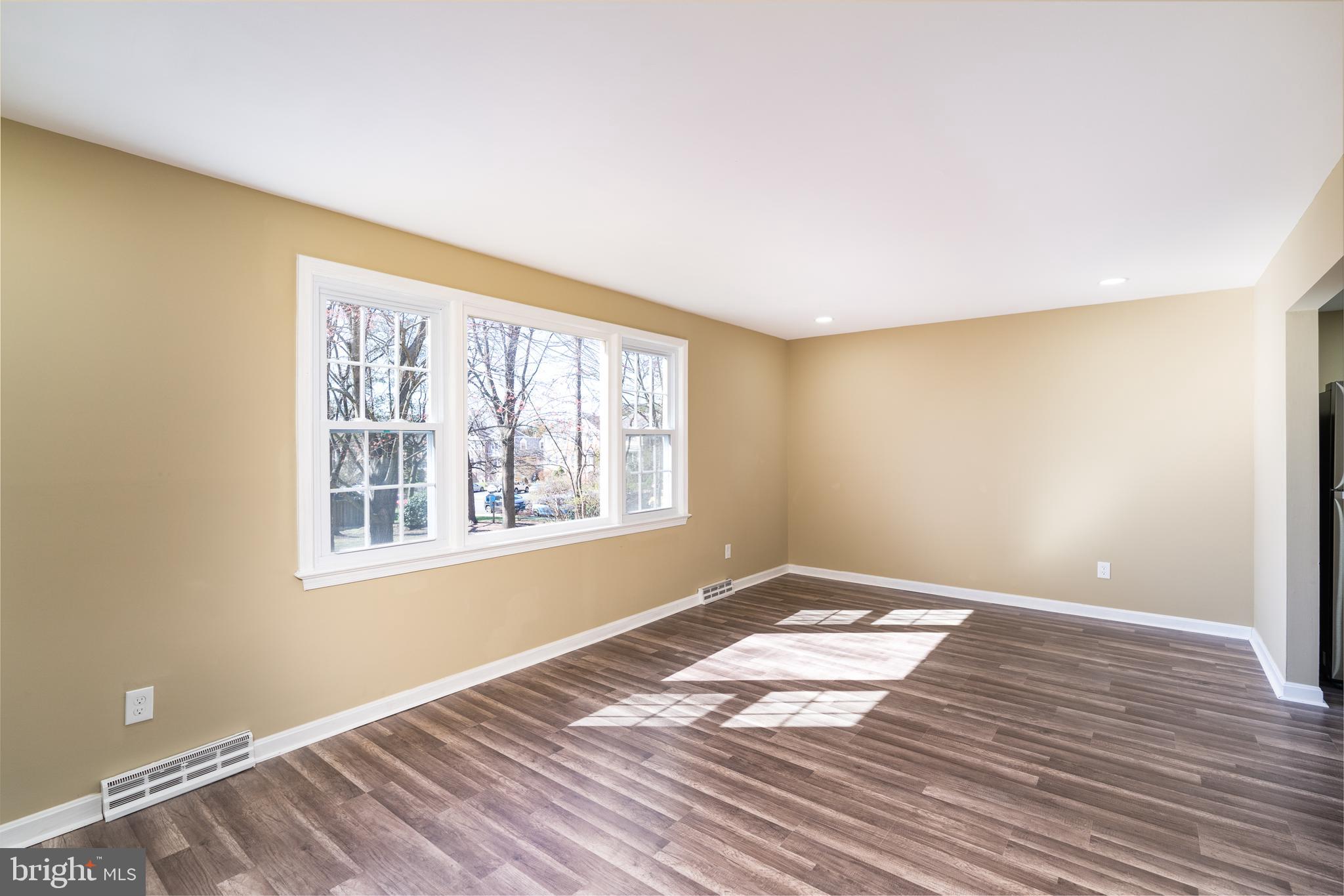 HAMPTON COURT - Residential