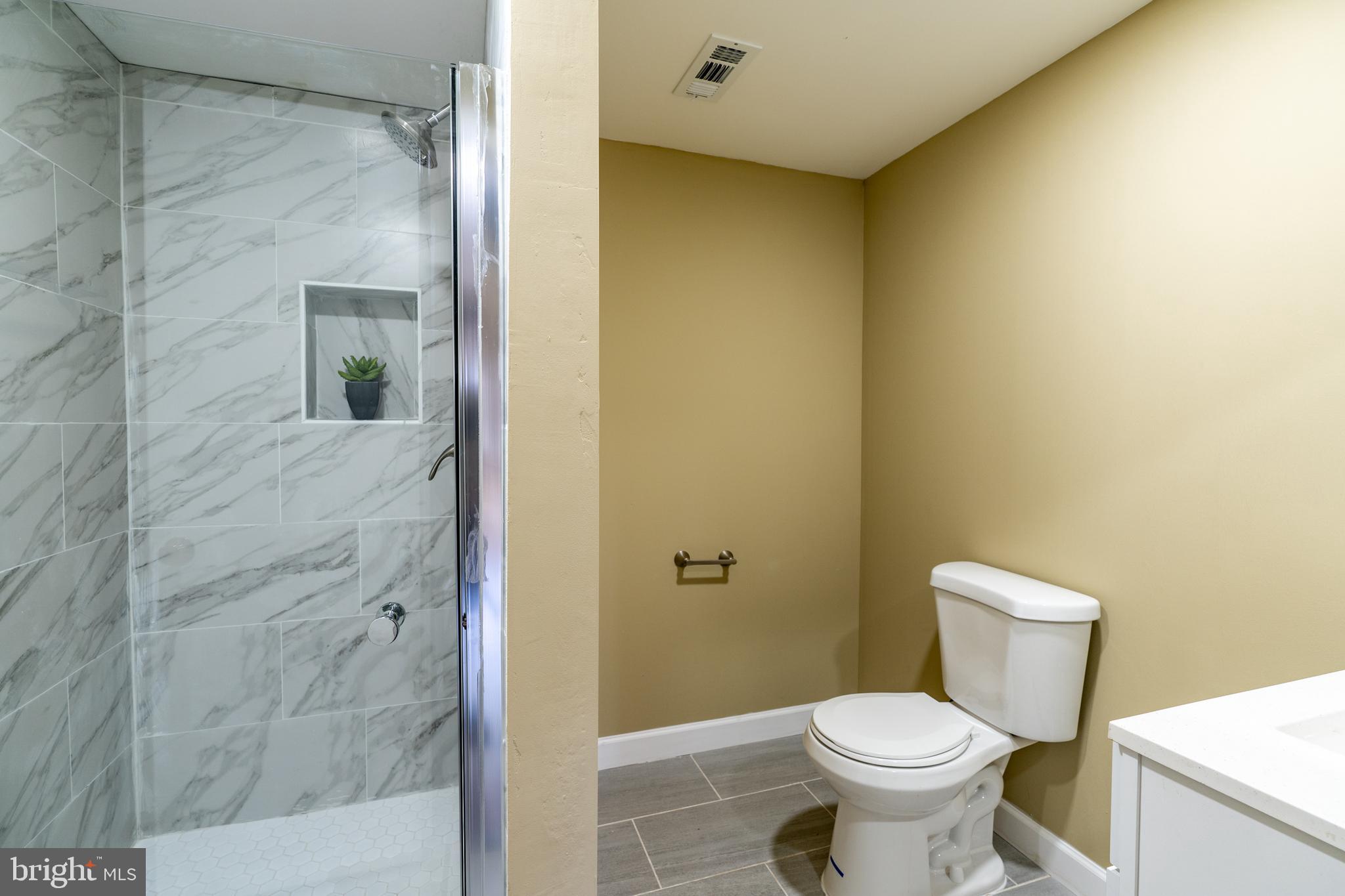 HAMPTON COURT - Residential