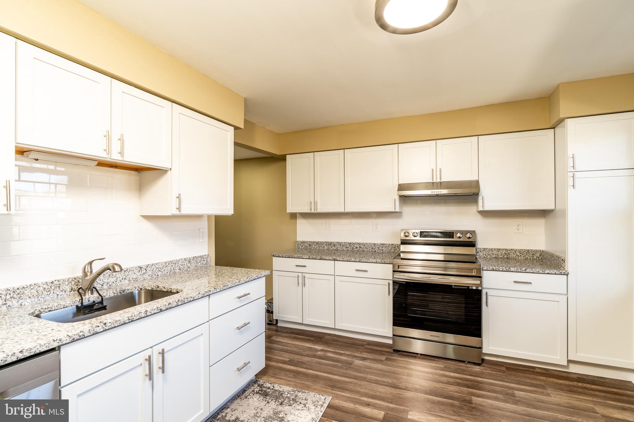 HAMPTON COURT - Residential