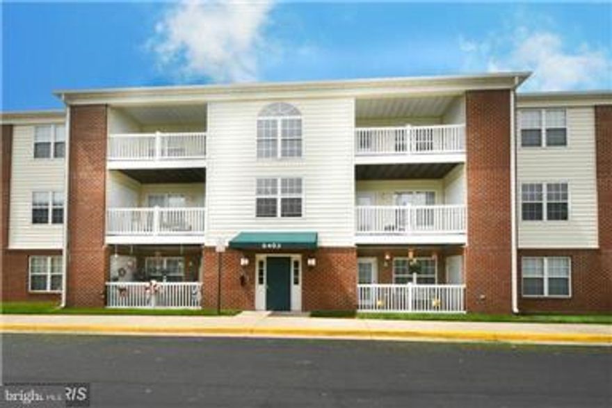 3 bedroom, 2 bath unit with Open Floor Plan, Balcony, Bamboo Floors in Kitchen, Liv Rm & Hall, SS Appliances. Seller must have June closing.