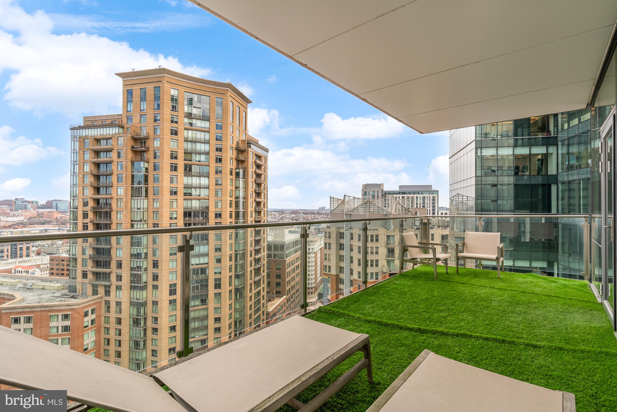 FOUR SEASONS PRIVATE RESIDENCES - Residential