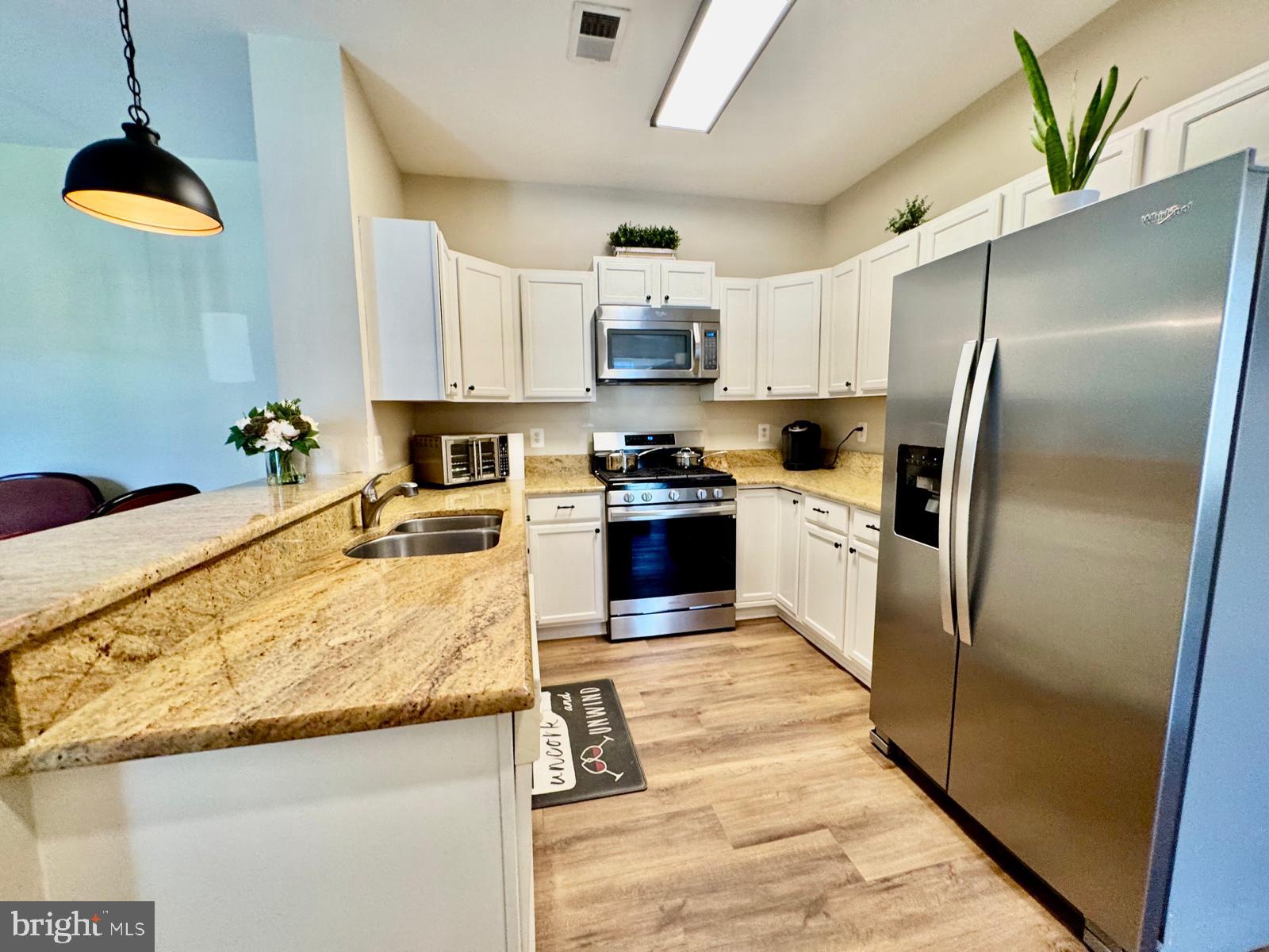 Beautiful Apartment in the heart of Fairfax 1st level must see!!
Welcome home to The Court's at Westcott Ridge combined with outstanding amenities to maintain your active lifestyle. Tennis courts, basketball courts .
Renovated kitchen with granite countertops, white cabinetry, stainless steel appliances. Beautiful renovated bathrooms!
Amazing location! walk in distance to bus stop, bus connection to the Metro of Vienna and Dunn Loring, easy accessibility to I-495, U.S. Route 50, Route 66. just a few minutes from Fair oaks mall and walking distance to many shopping centers like Wegmans, Walmart. Location ! location! location!
George Mason University shuttle is available at this location.