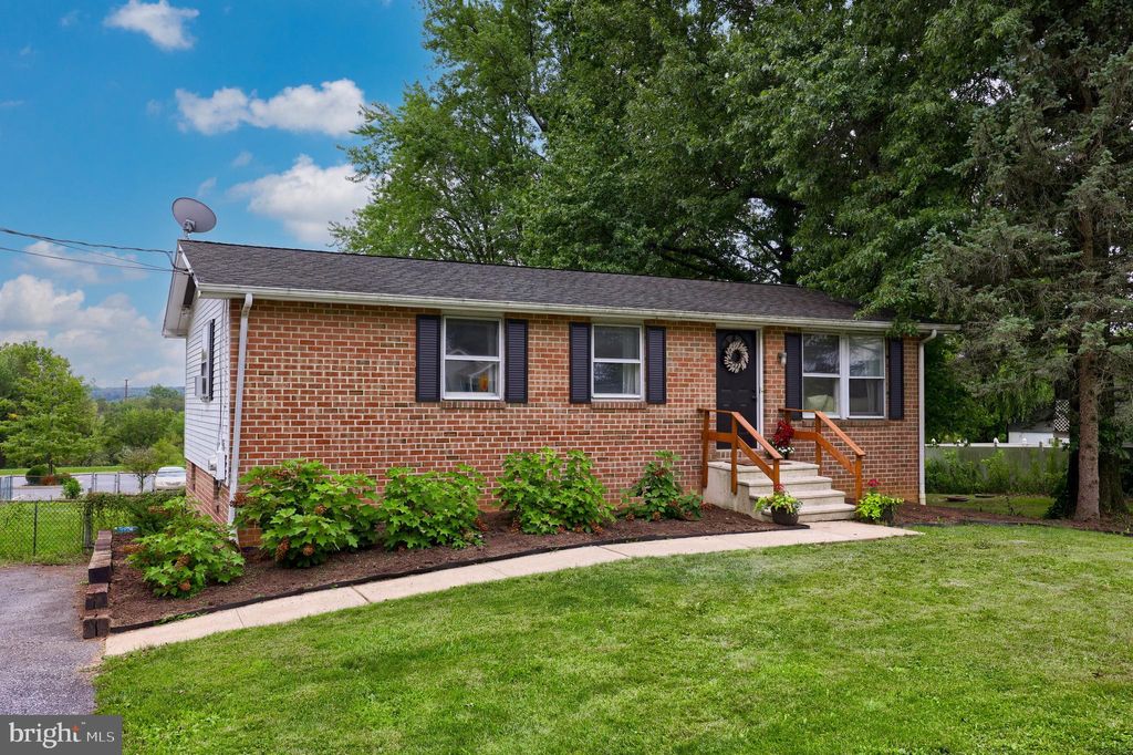 Photo of 1248 W SWARTZVILLE RD, REINHOLDS, PA 17569 (MLS # PALA2039600)