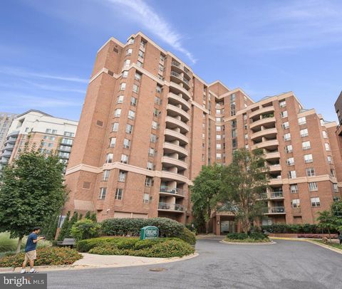 Photo of 4808 Moorland Lane #204, BETHESDA, MD 20814 (MLS # MDMC2195320)