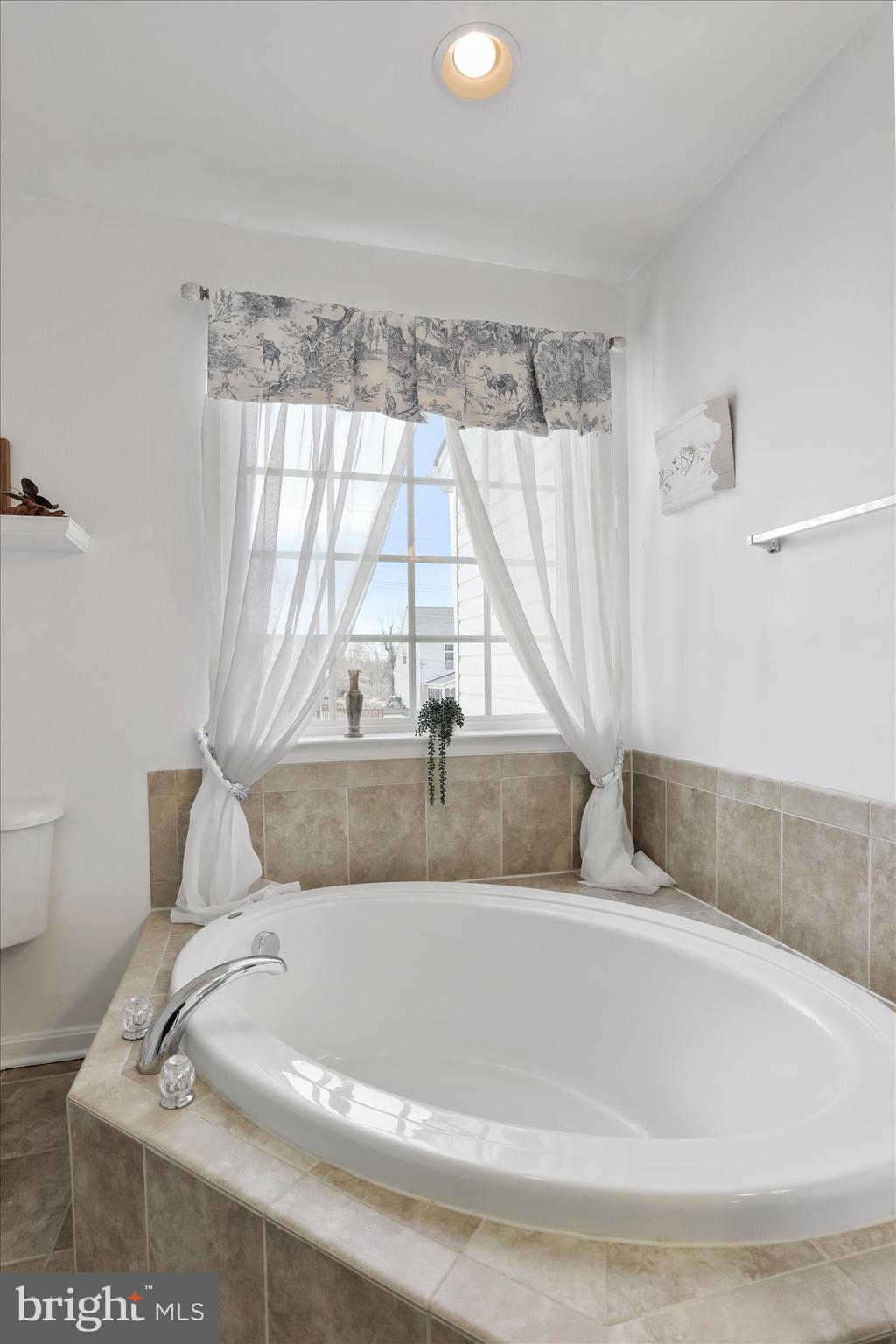 COLONIAL HILLS - Residential