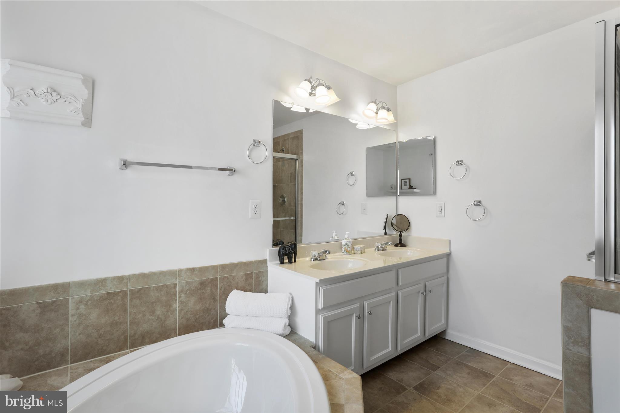 COLONIAL HILLS - Residential