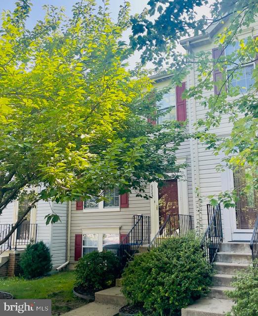 Great location to live in. Very nice three level townhouse with two bed rooms and two and half bathroom. A huge recreation room in the basement with walk out level. This house is available for 6 months rent.