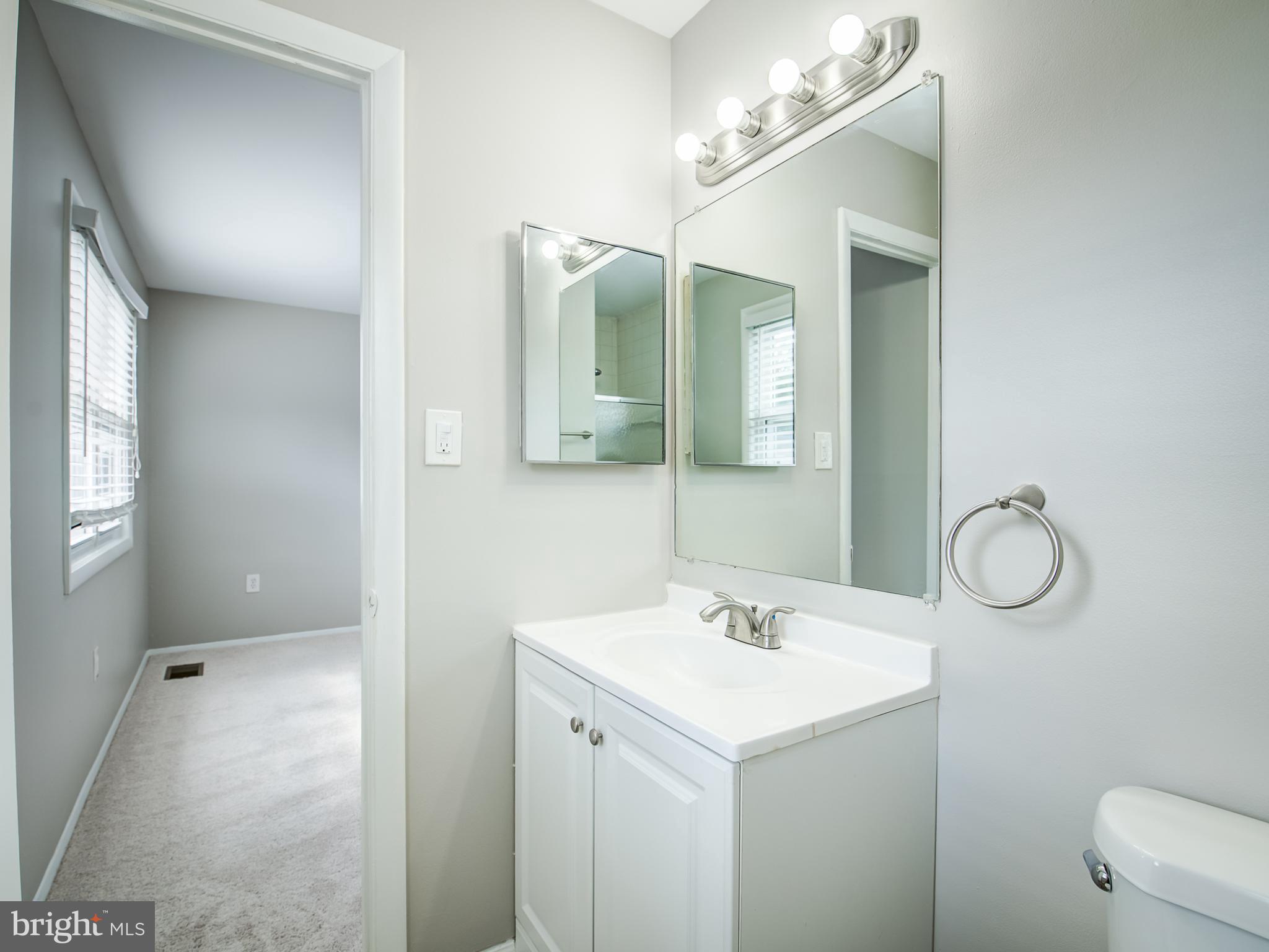 LAURELTON - Residential