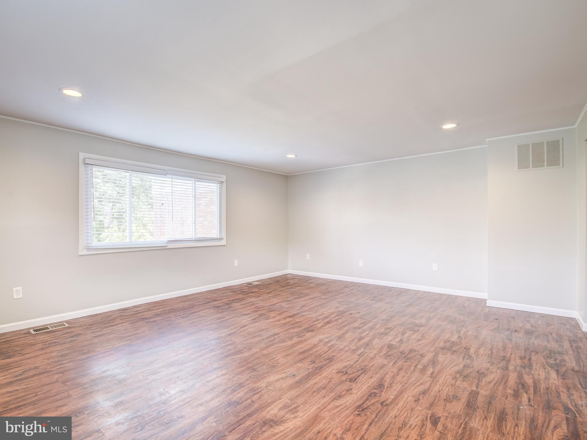 LAURELTON - Residential