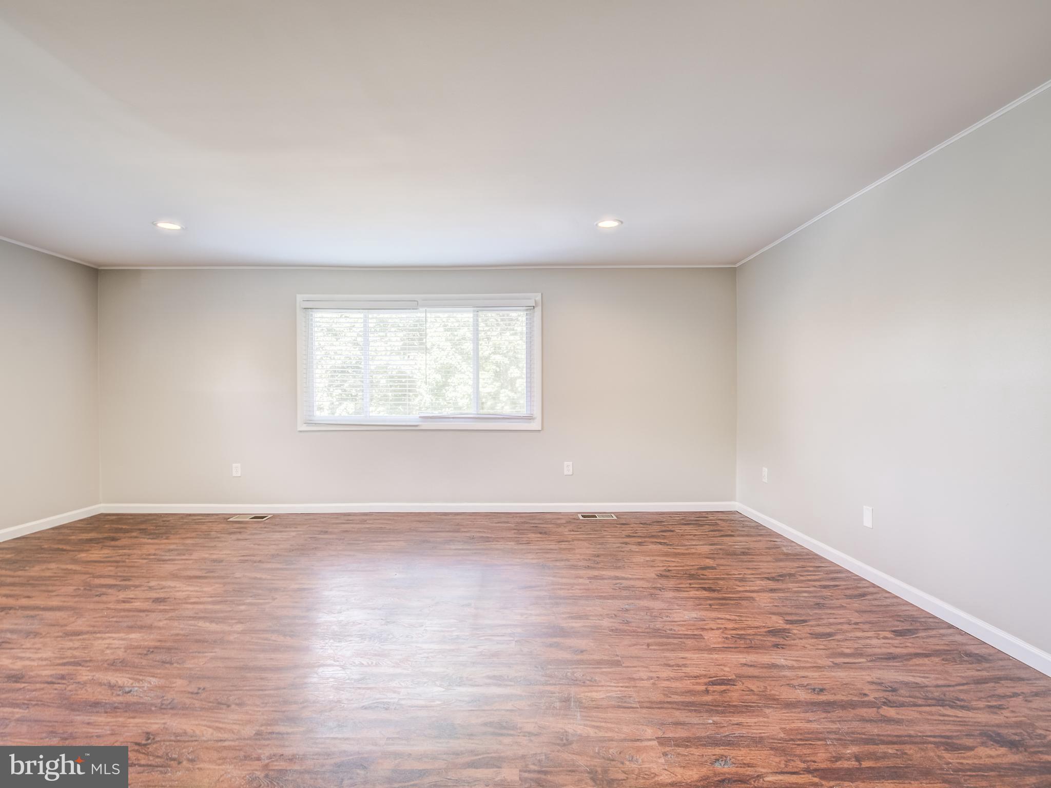 LAURELTON - Residential