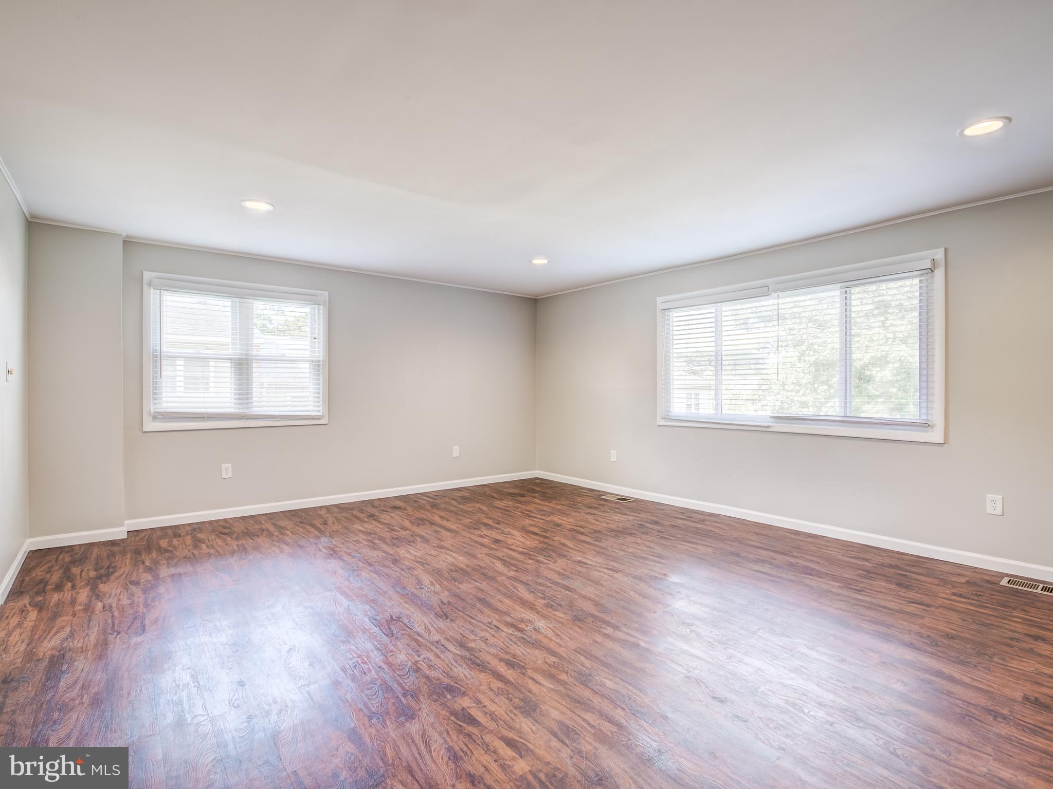 LAURELTON - Residential