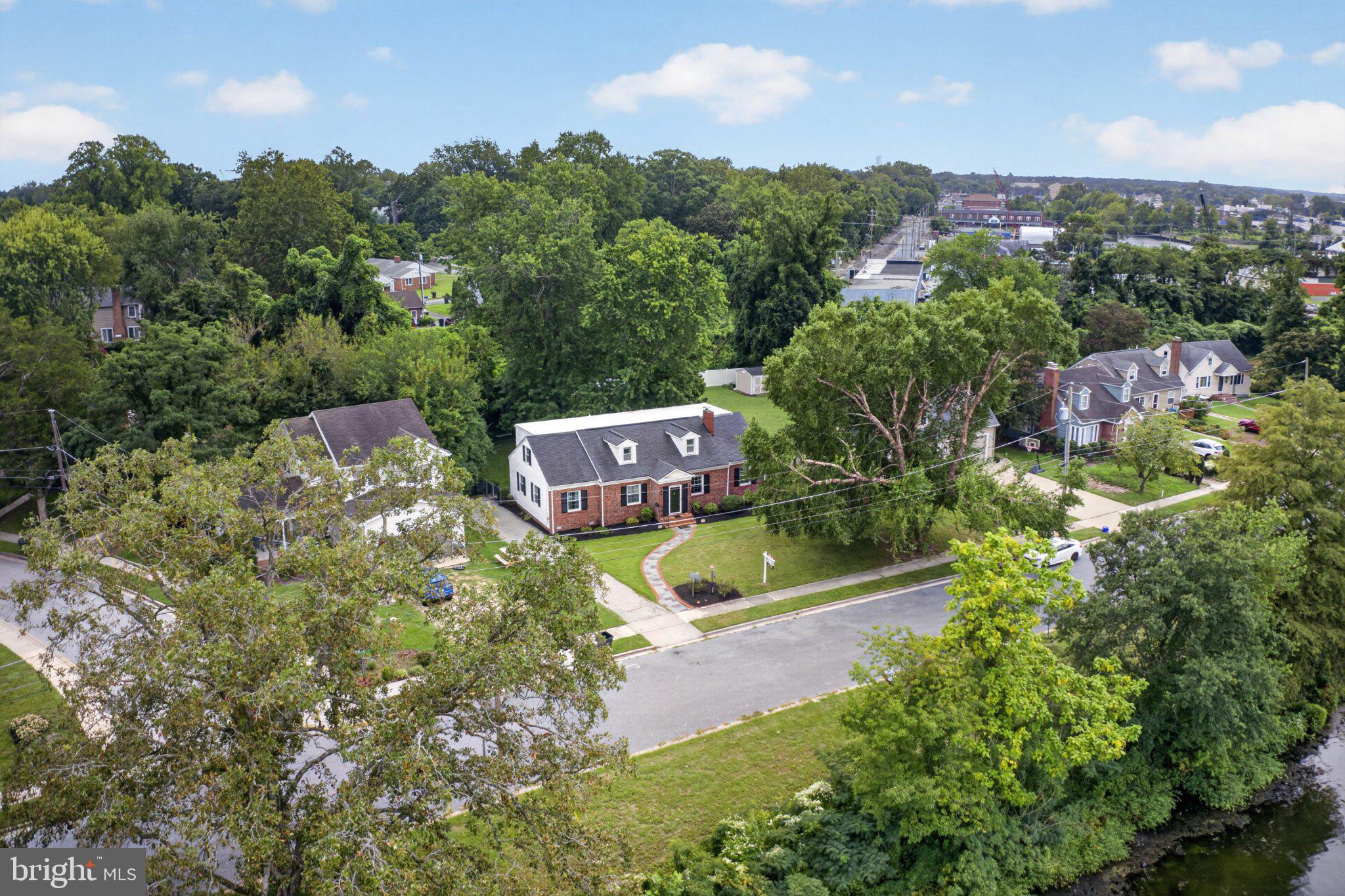 611 LAKESIDE DRIVE