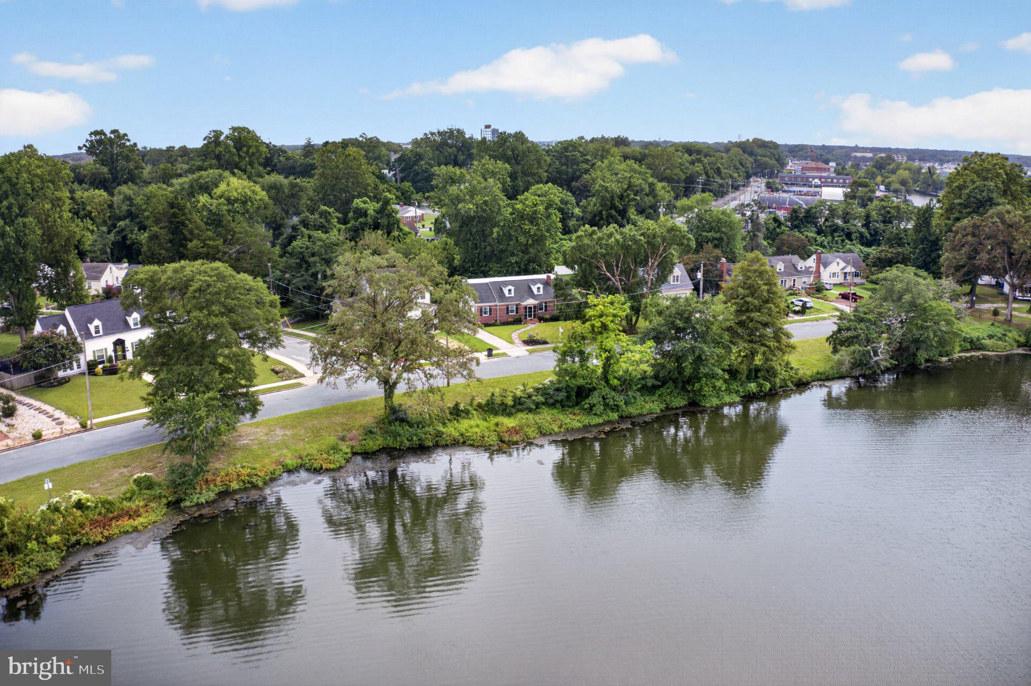 611 LAKESIDE DRIVE