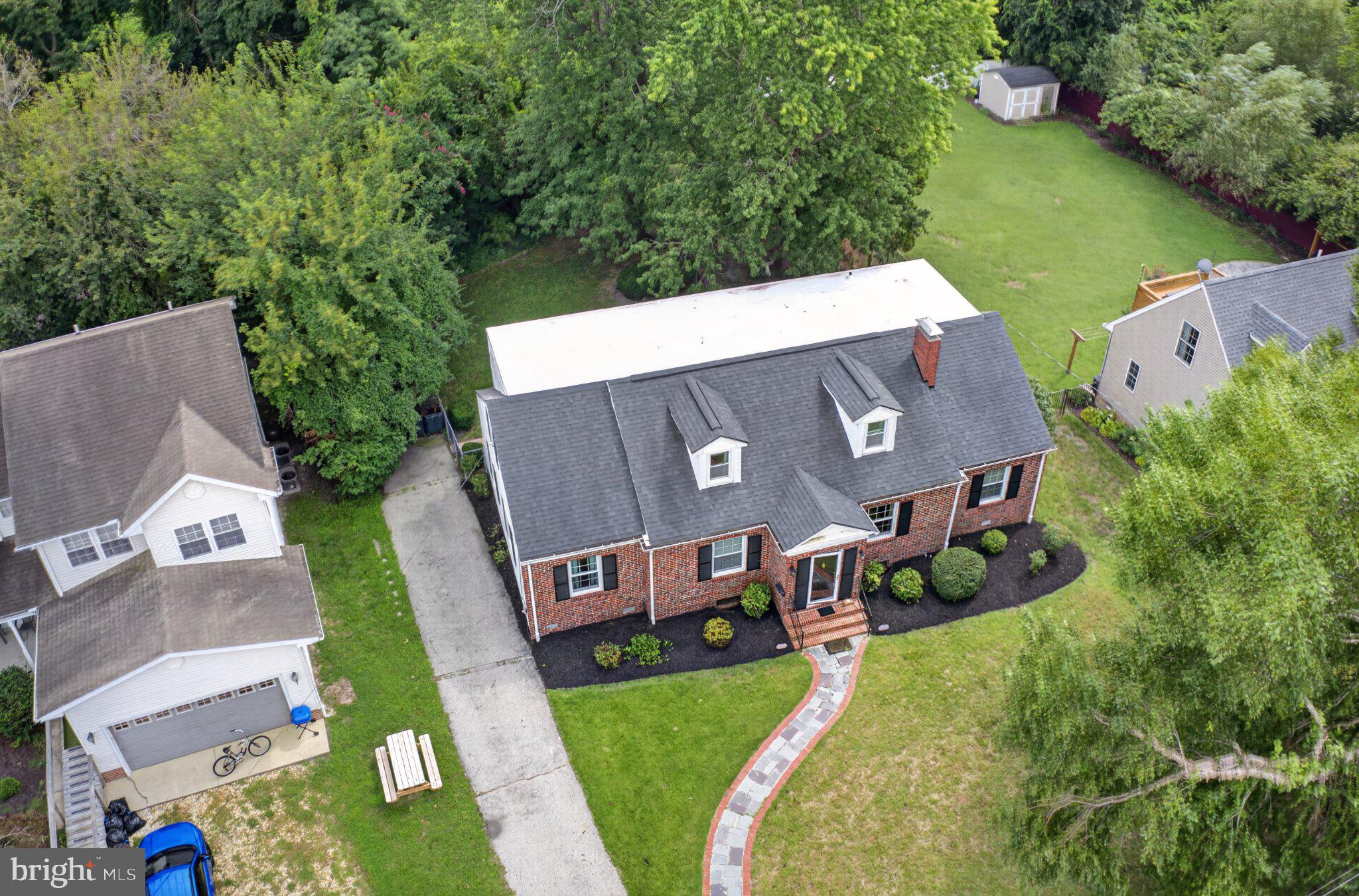 611 LAKESIDE DRIVE