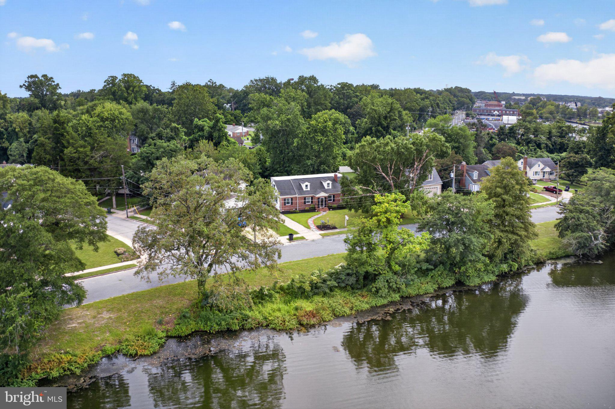 611 LAKESIDE DRIVE