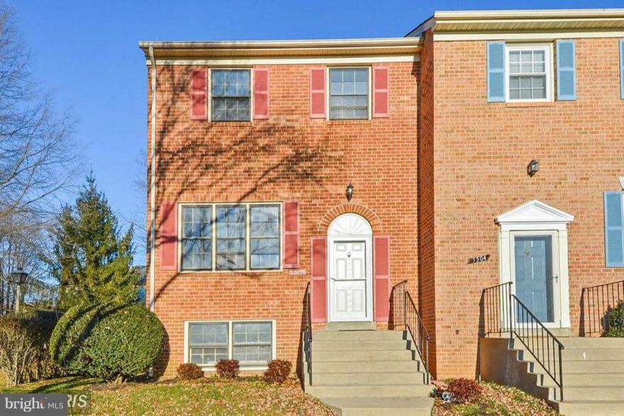 UPDATED END UNIT (AVAILABLE NOW!) LIKE BRAND NEW HOME...NEW WOOD FLOORS, CARPET, FRESH PAINT, NEW BATHS, NEW KITCHEN WITH BREAKFAST ROOM & SEPARATE DINING ROOM..FIREPLACE AND ADDITIONAL BEDROOM ON LOWER WALKOUT LEVEL. GREAT SCHOOLS AND COMMUNITY WITH POOL, TENNIS & BASKETBALL...GREAT COMMUTER LOCATION, VERY CLOSE TO VRE, BELTWAY....NO VOUCHERS)....DON'T MISS THIS ONE!