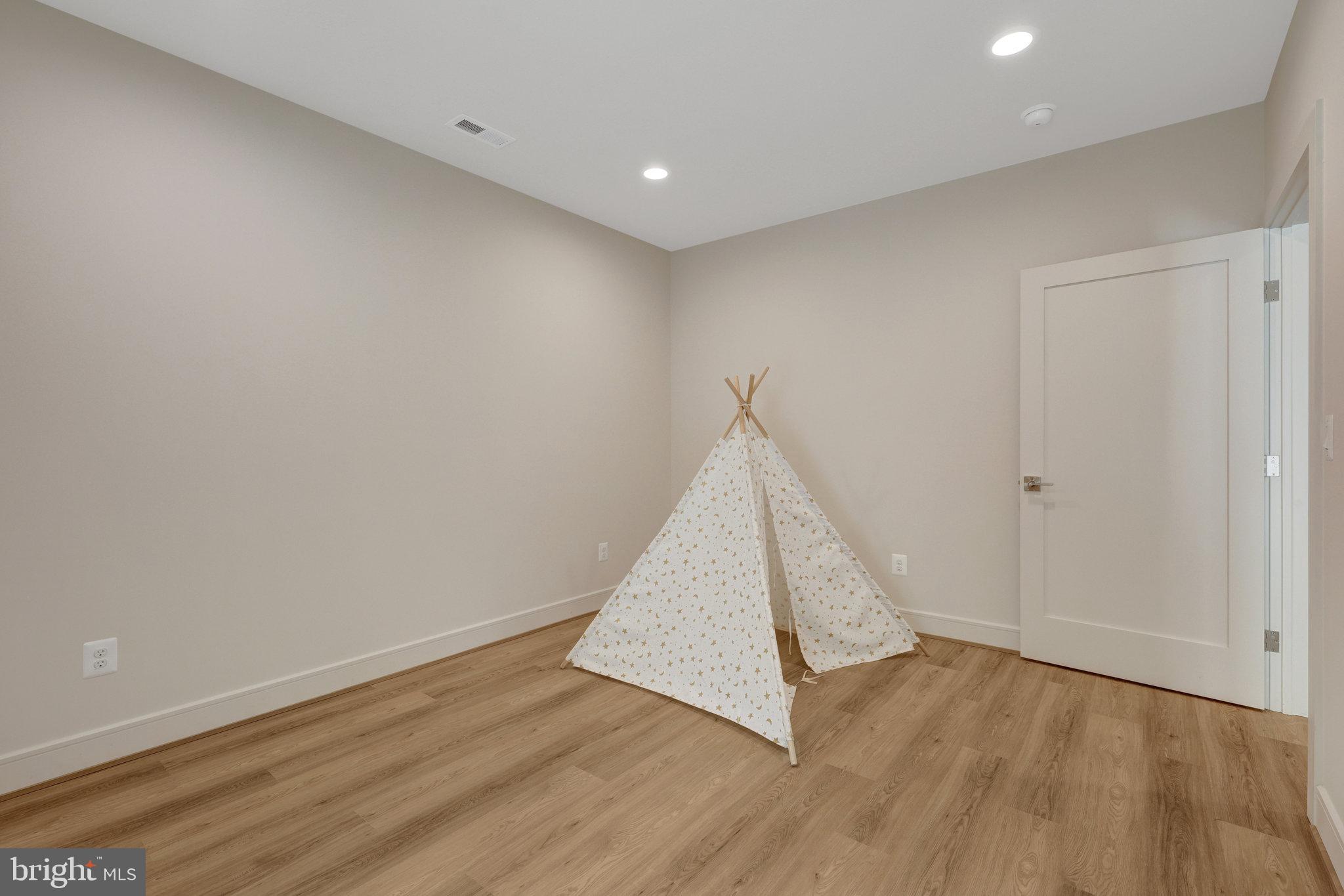 MAPLE GROVE - Residential