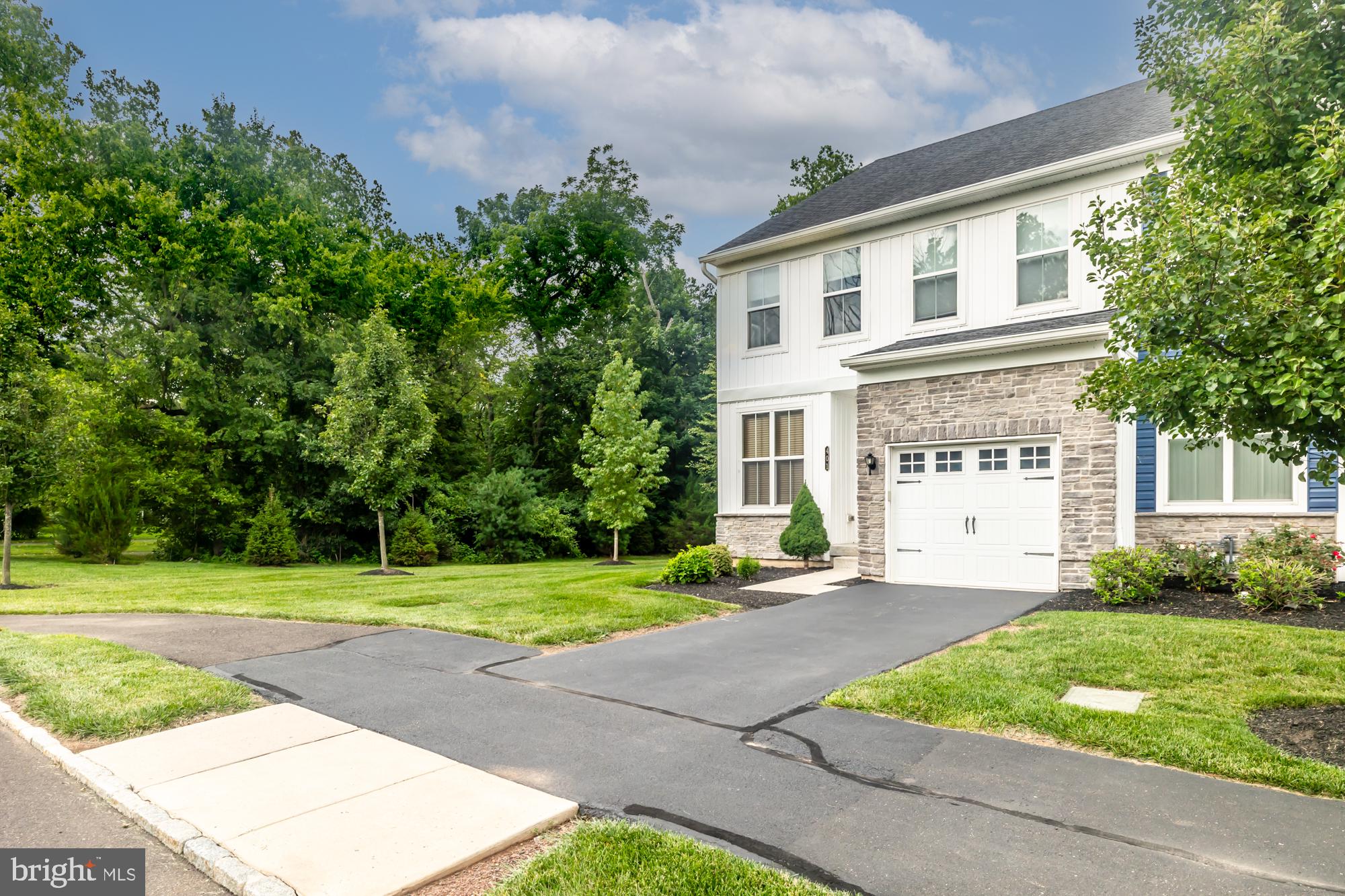 401 WYNSTONE COURT