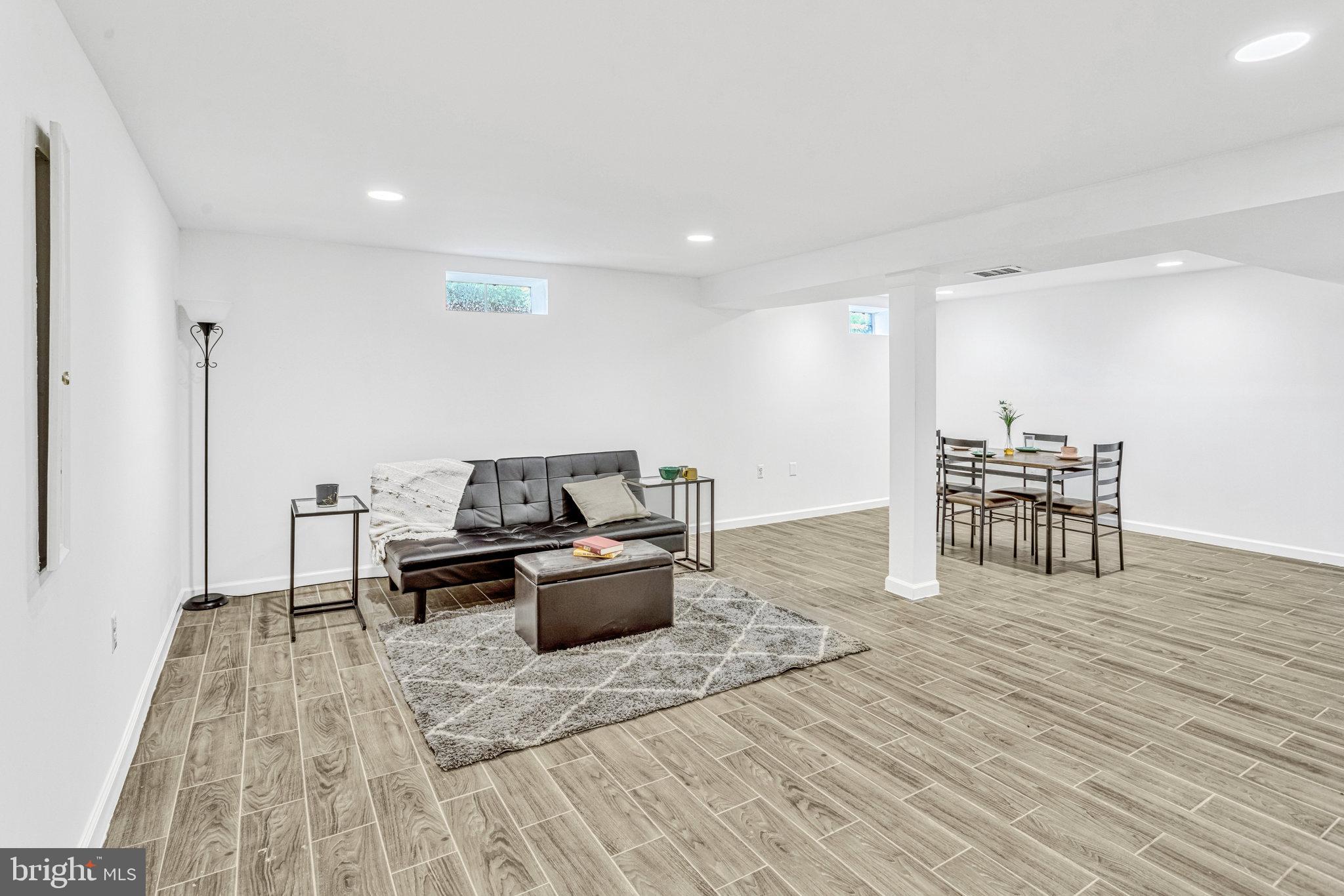 TWIN LAKES - Residential