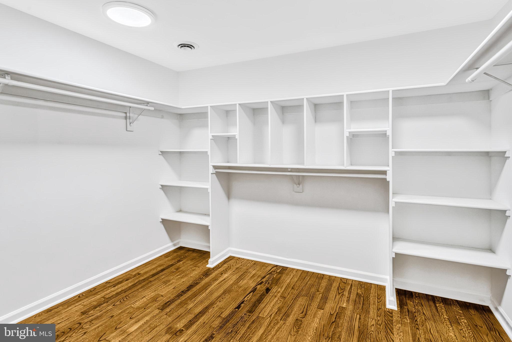 TWIN LAKES - Residential