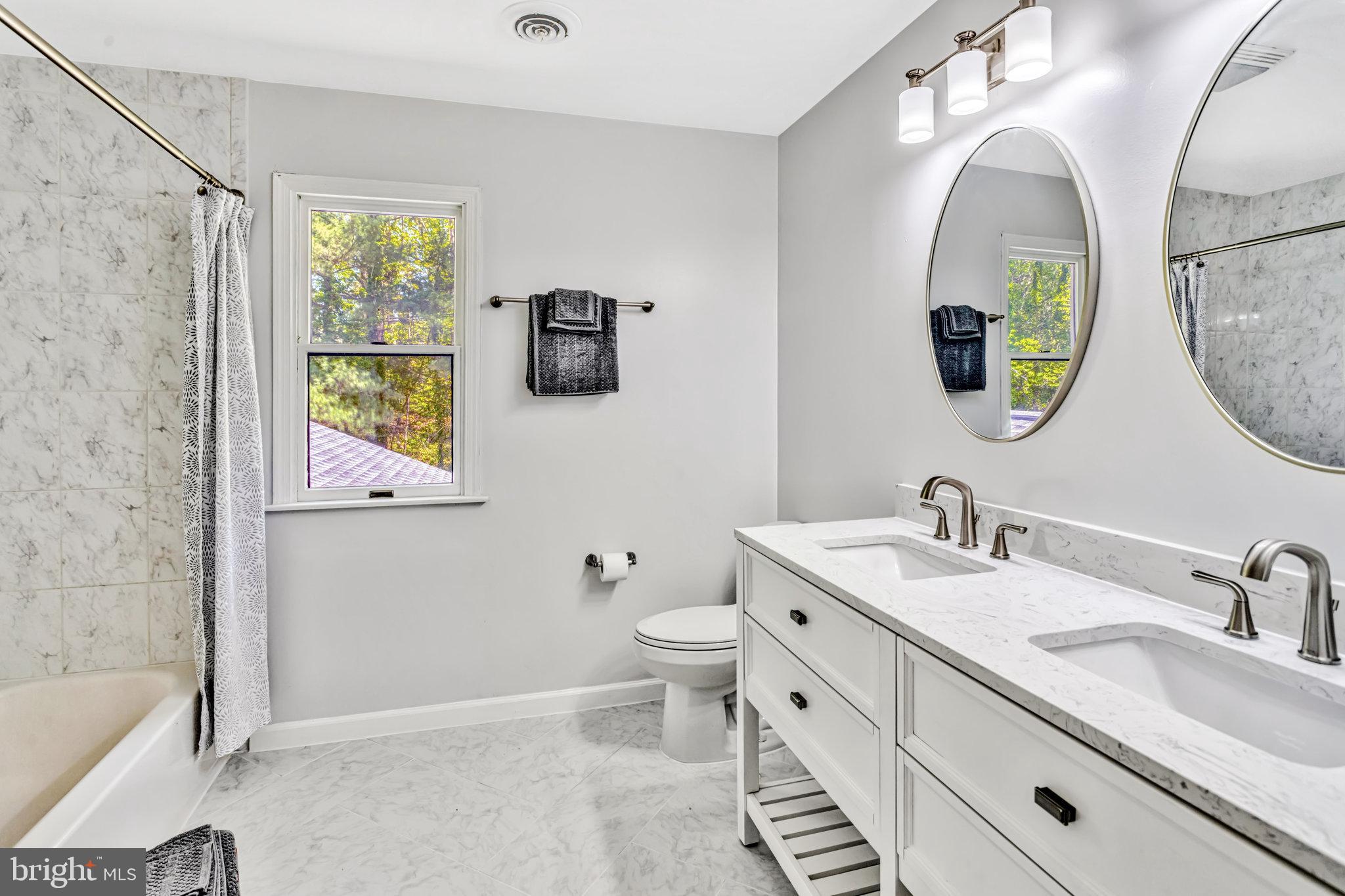 TWIN LAKES - Residential