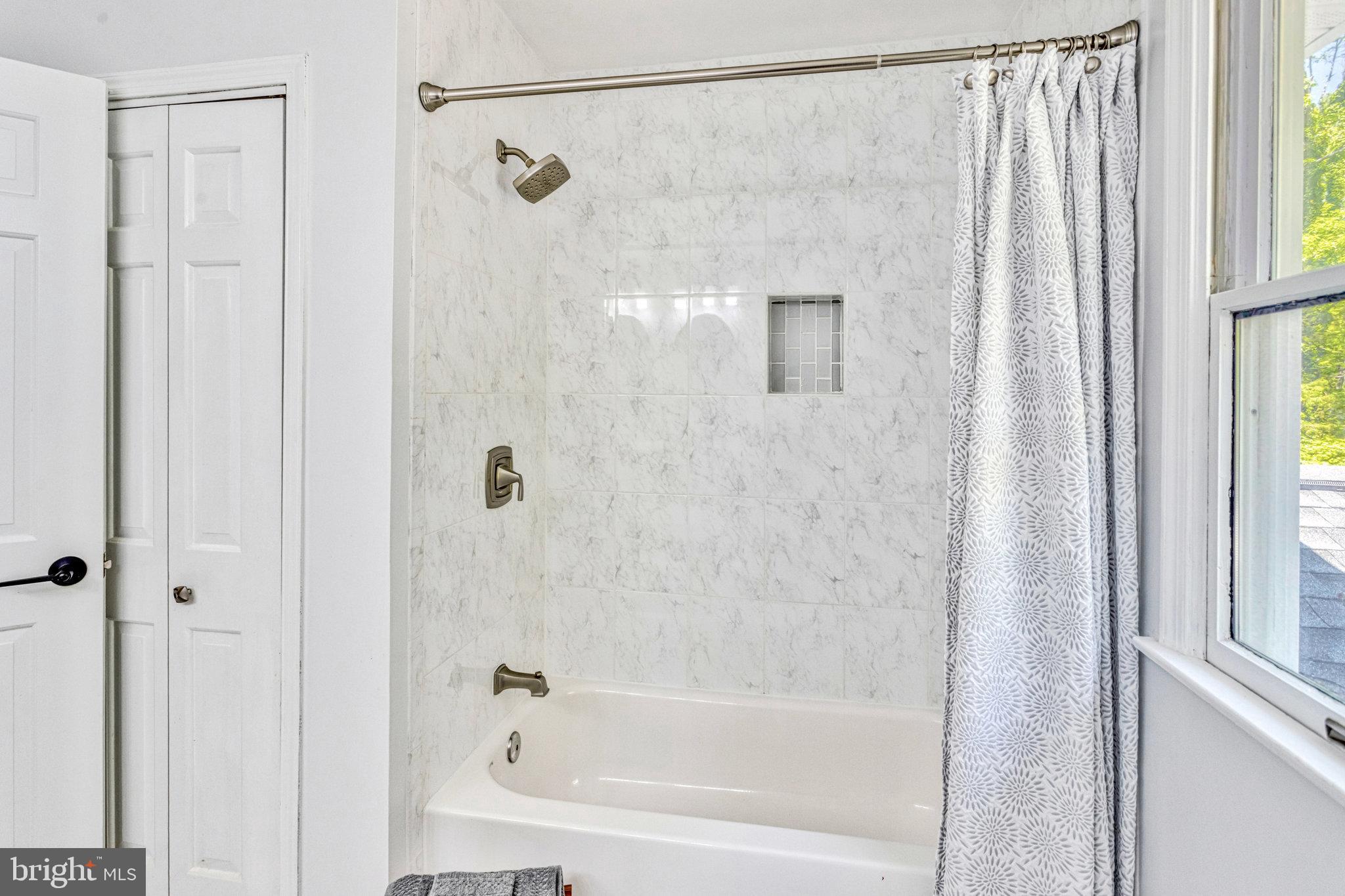 TWIN LAKES - Residential