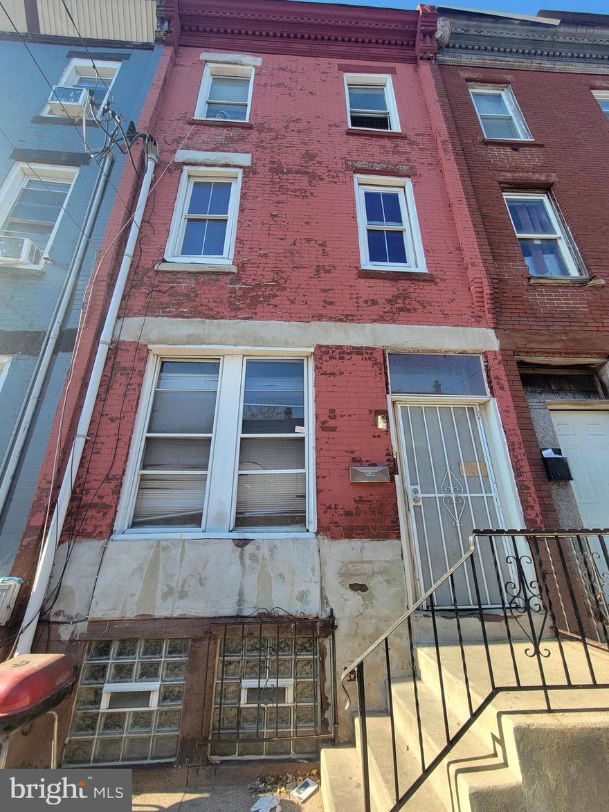 This well-maintained triplex offers a great investment opportunity. Two of the units feature one bedroom each, while the third unit includes three spacious bedrooms. Currently vacant, the property is ready for new tenants or owners. With its solid condition and flexible layout, it's an ideal choice for anyone looking for rental income or multi-family living.Reach out to the number below to schedule your first showing

NOTE: The property will be sold in AS-IS condition. Buyer is responsible for U&O.